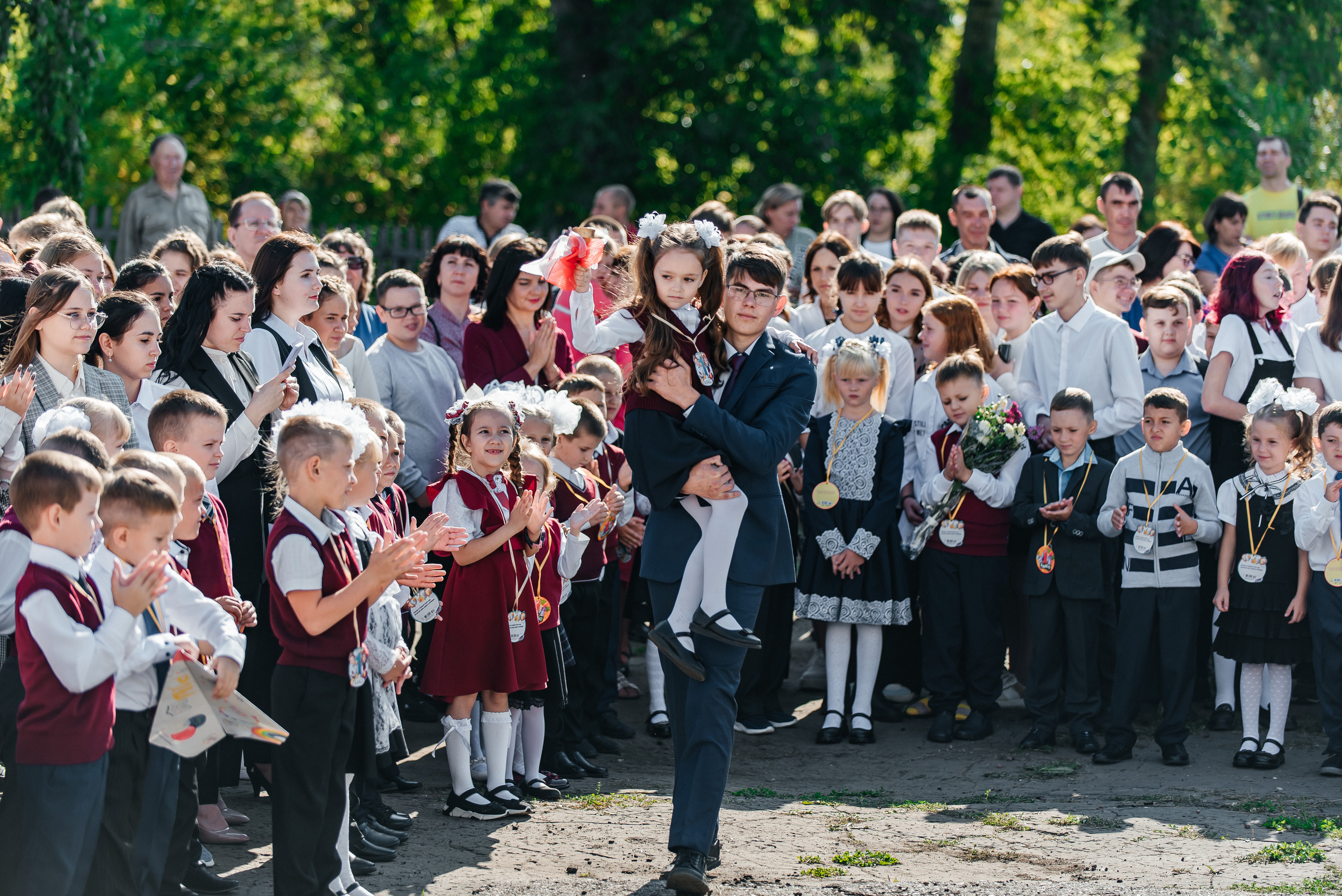 Фотосъёмка 1 сентября (торжественная линейка 1 класс). Семейный фотограф в Барнауле