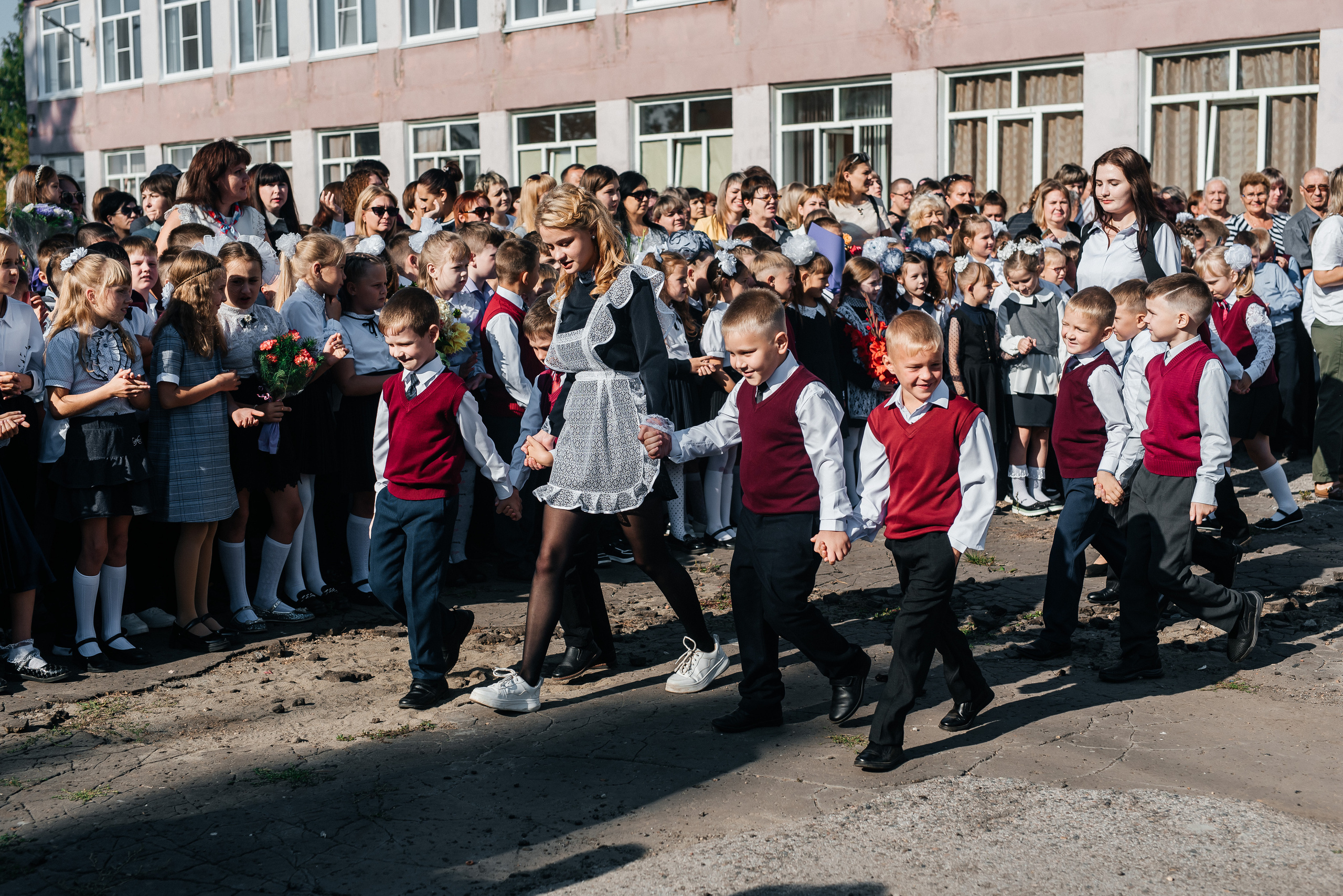 Фотосъёмка 1 сентября (торжественная линейка 1 класс). Семейный фотограф в Барнауле