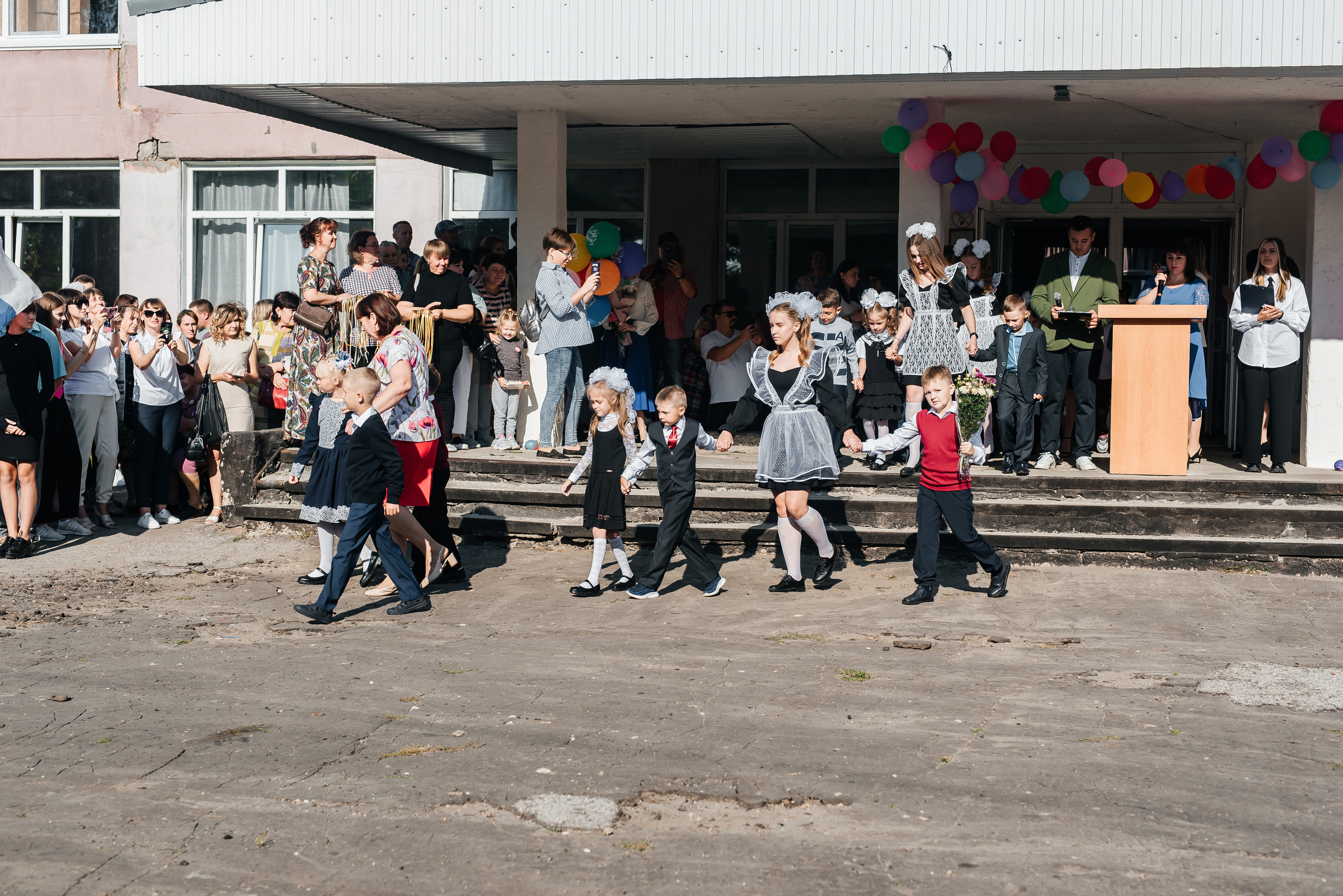 Фотосъёмка 1 сентября (торжественная линейка 1 класс). Семейный фотограф в Барнауле