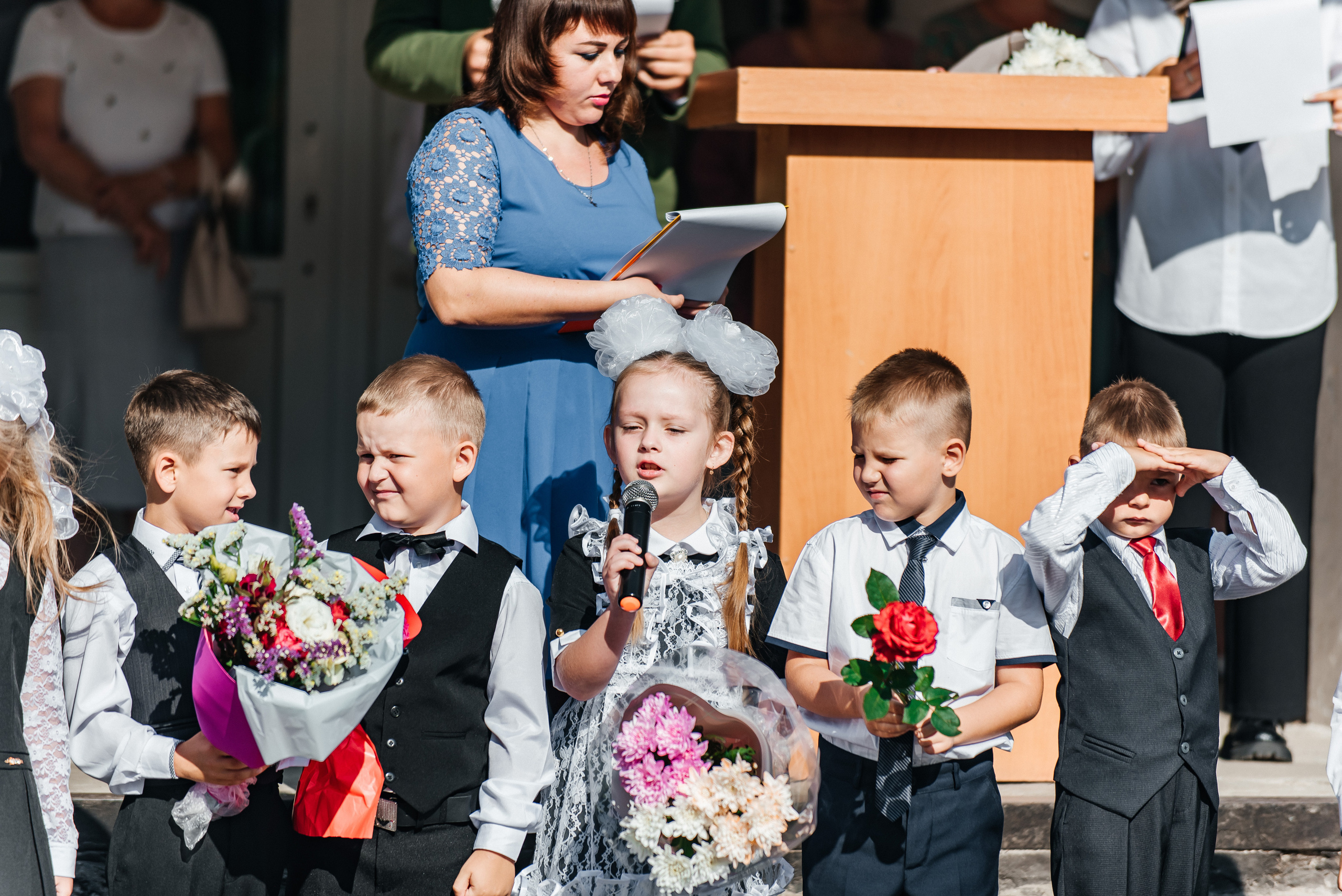 Фотосъёмка 1 сентября (торжественная линейка 1 класс). Семейный фотограф в Барнауле