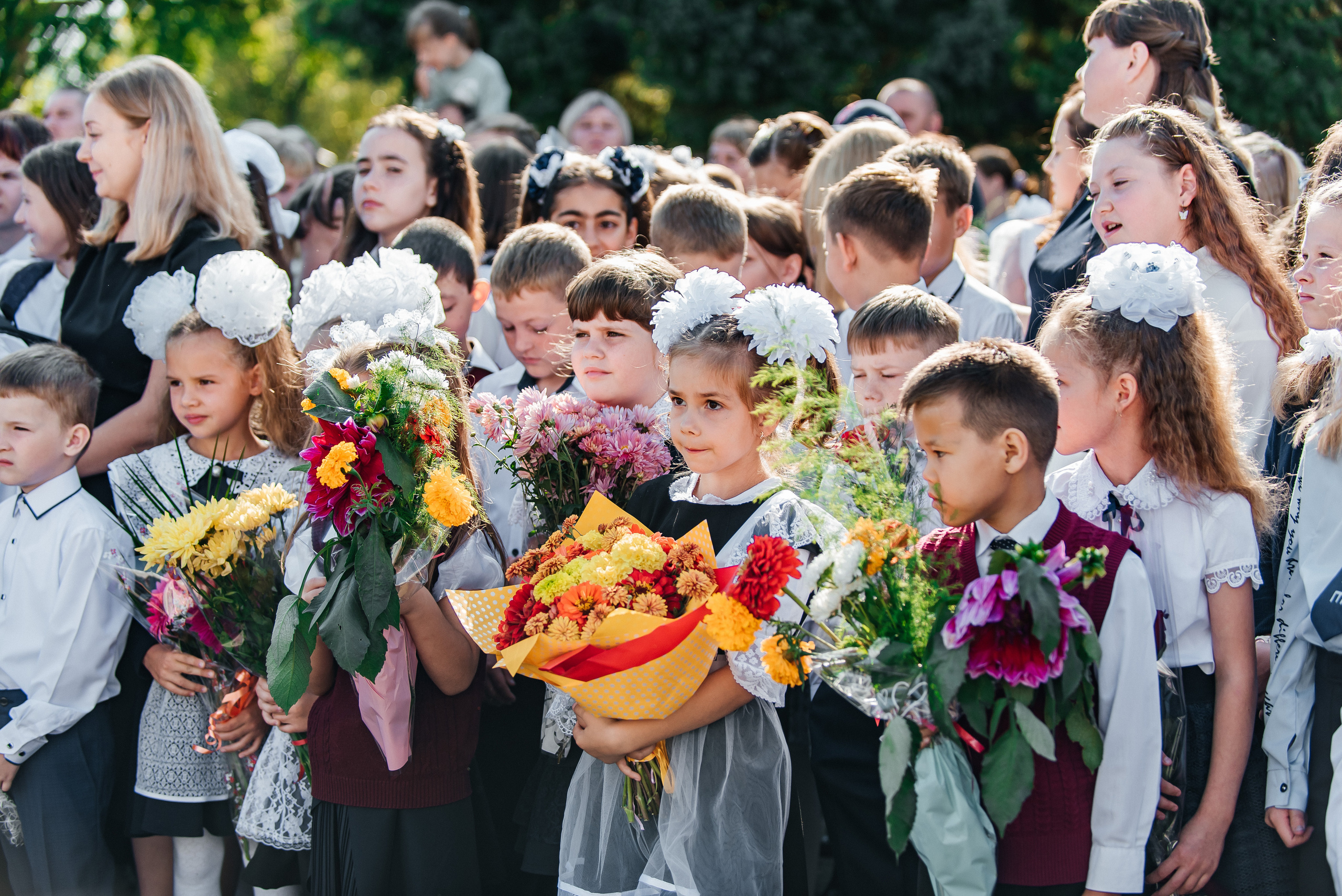 Фотосъёмка 1 сентября (торжественная линейка 1 класс). Семейный фотограф в Барнауле