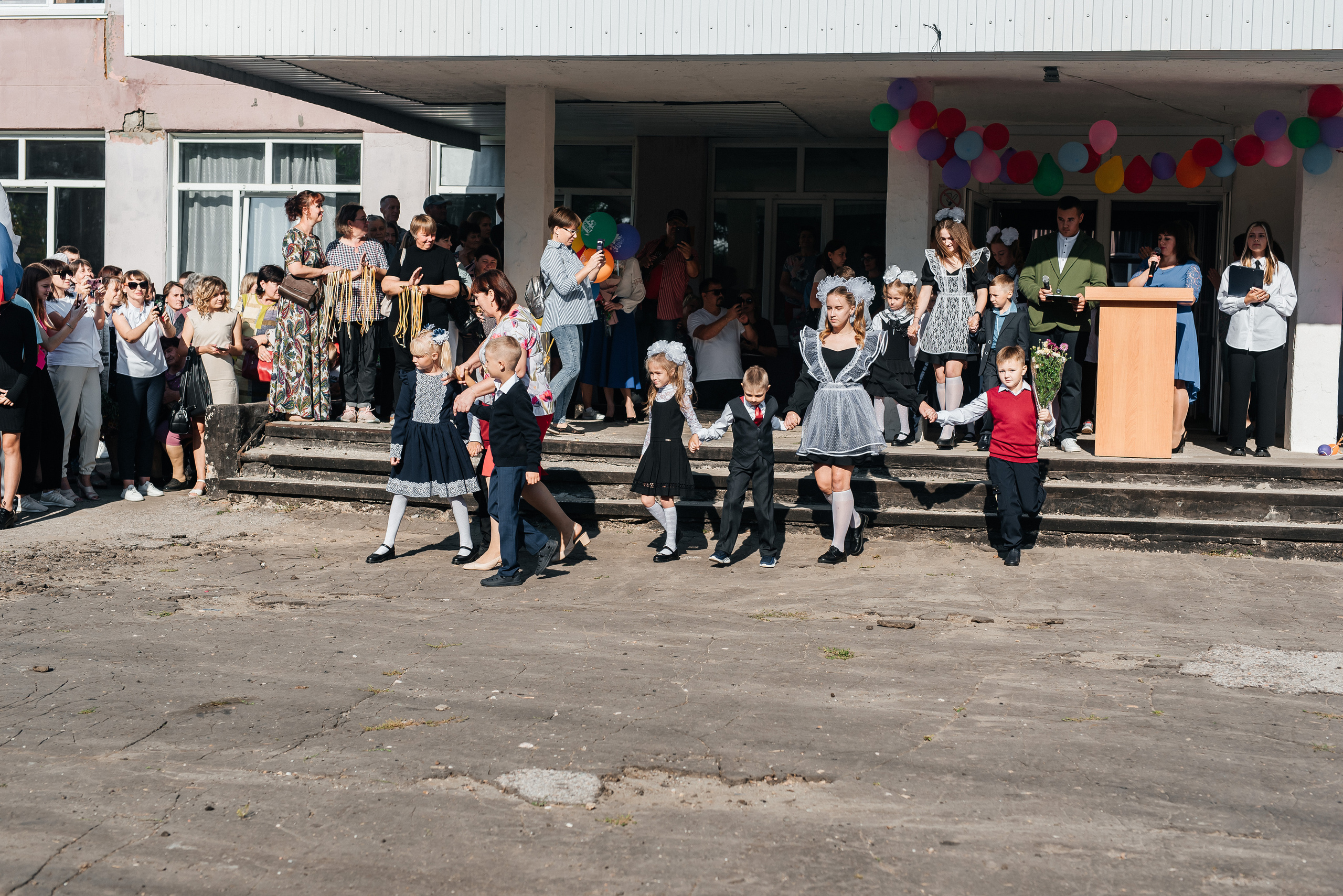 Фотосъёмка 1 сентября (торжественная линейка 1 класс). Семейный фотограф в Барнауле