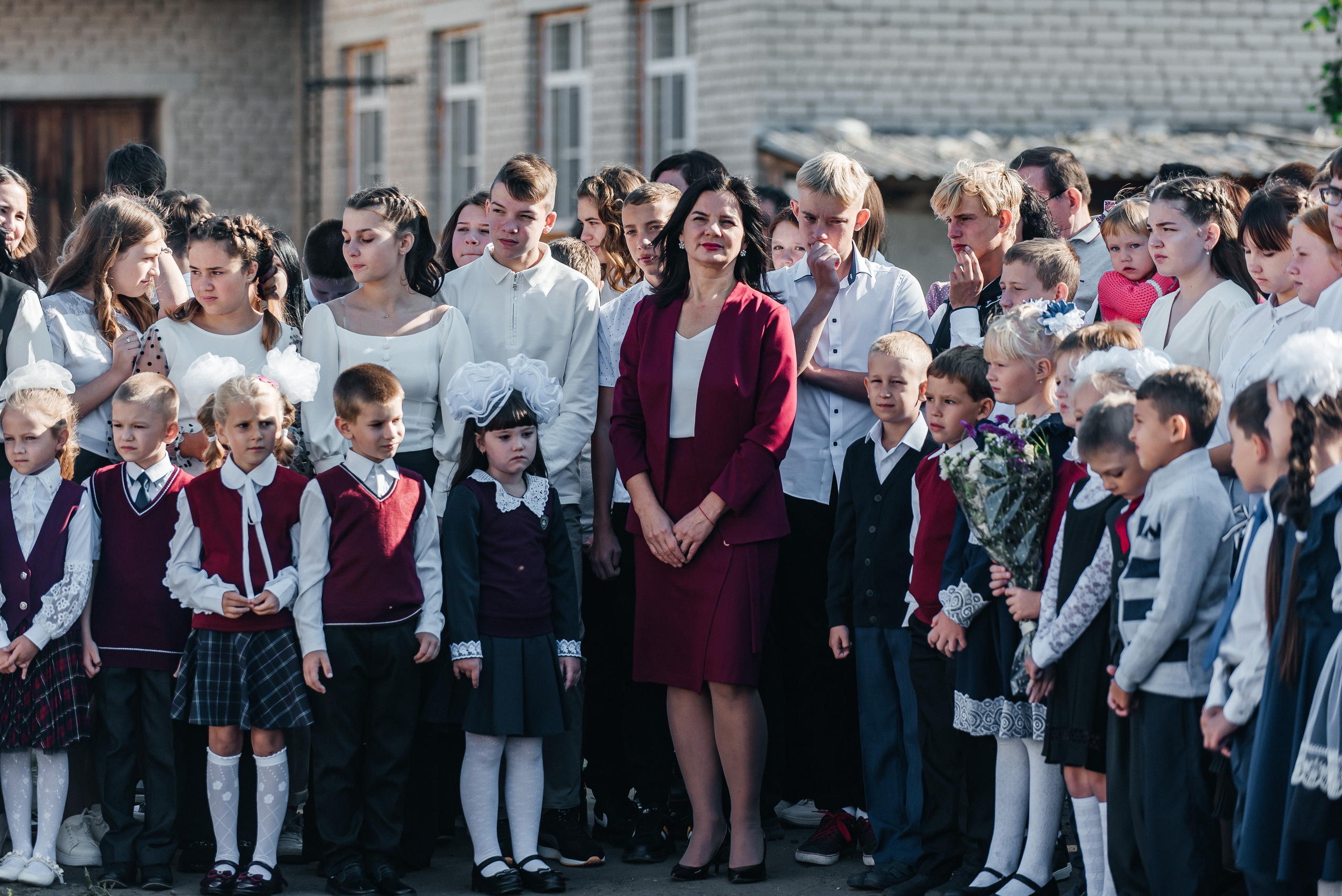 Фотосъёмка 1 сентября (торжественная линейка 1 класс). Семейный фотограф в Барнауле