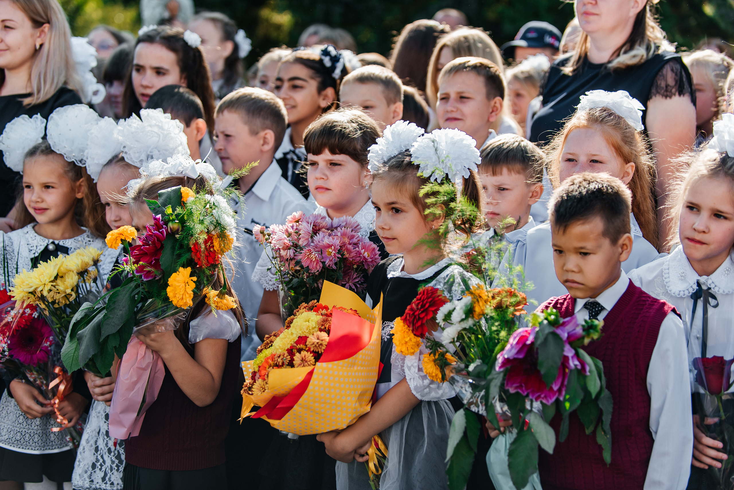 Фотосъёмка 1 сентября (торжественная линейка 1 класс). Семейный фотограф в Барнауле