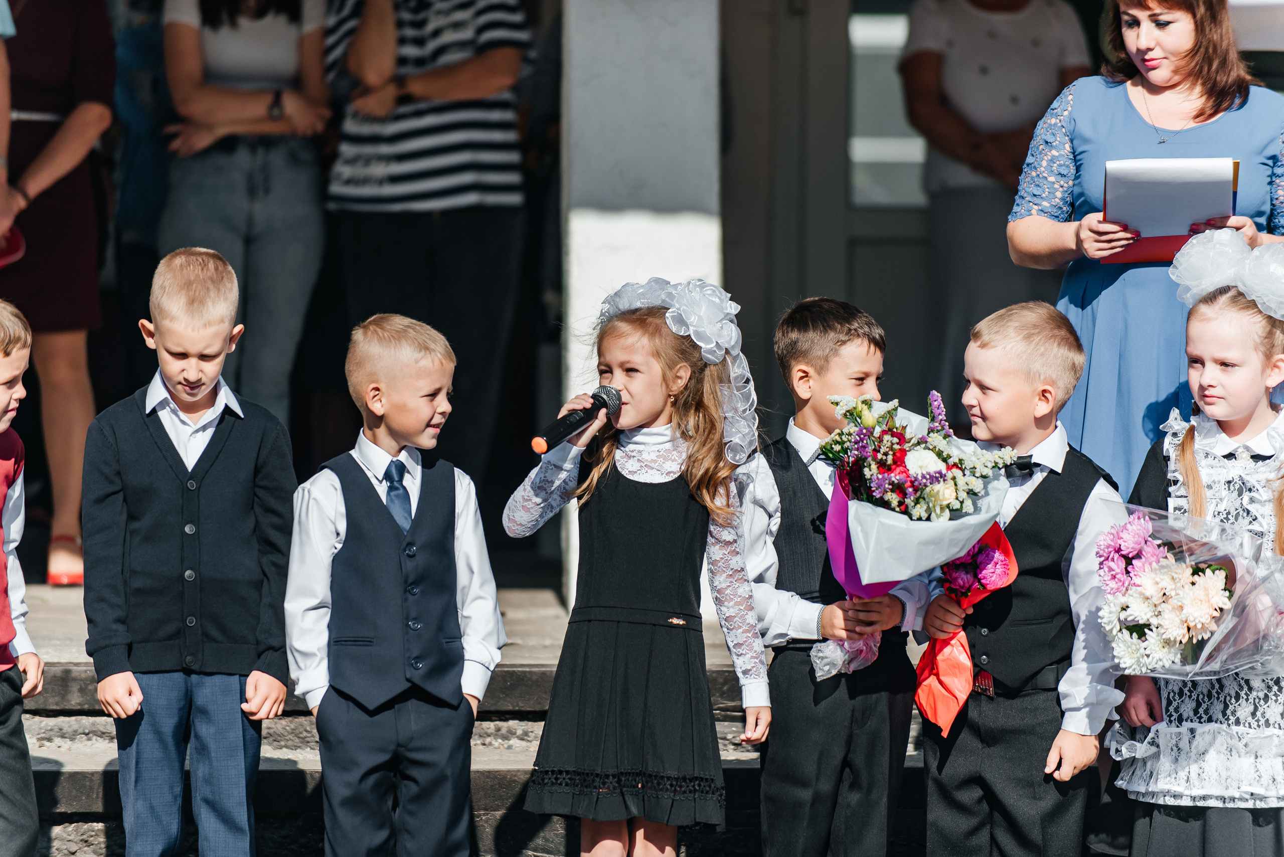 Фотосъёмка 1 сентября (торжественная линейка 1 класс). Семейный фотограф в Барнауле