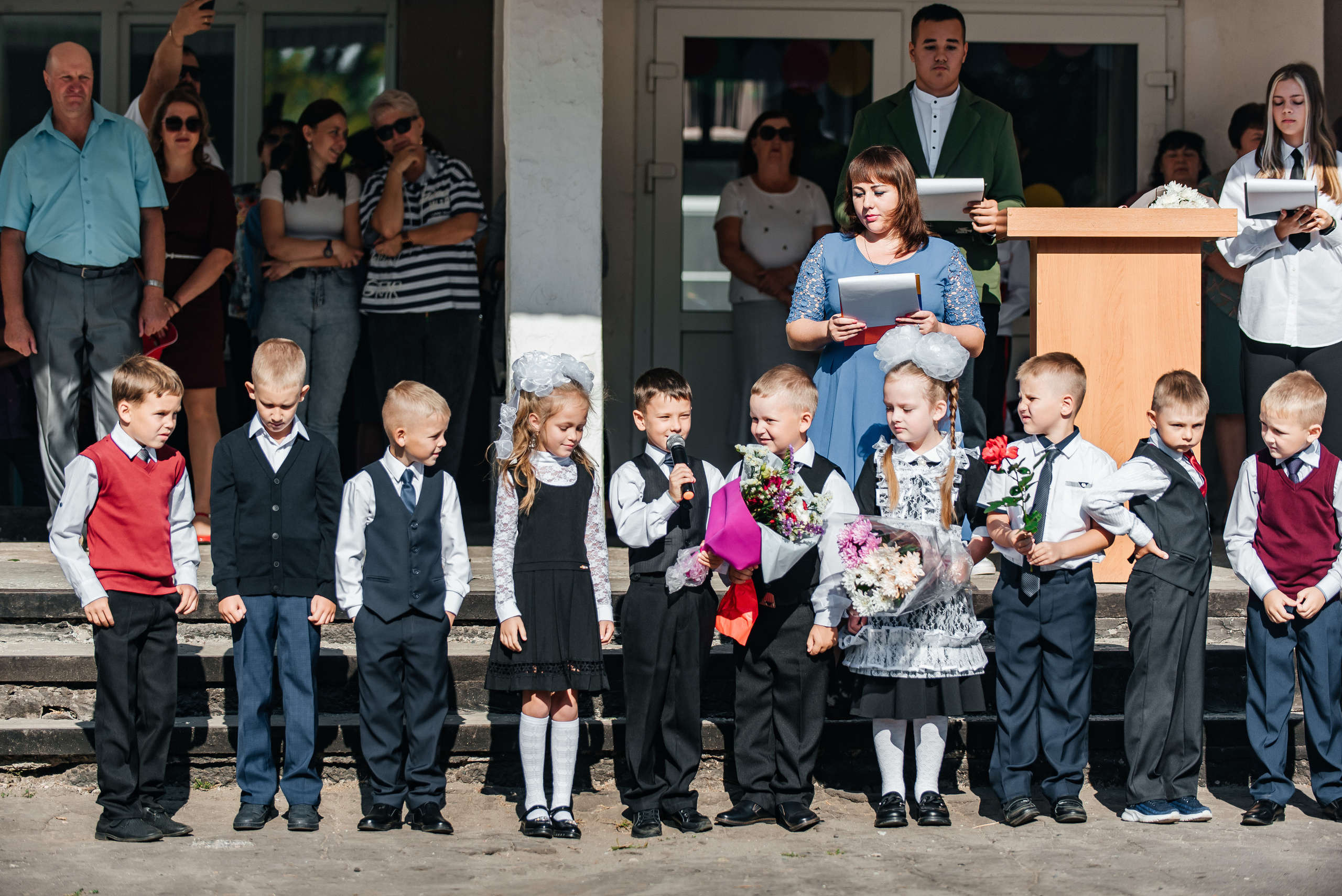 Фотосъёмка 1 сентября (торжественная линейка 1 класс). Семейный фотограф в Барнауле