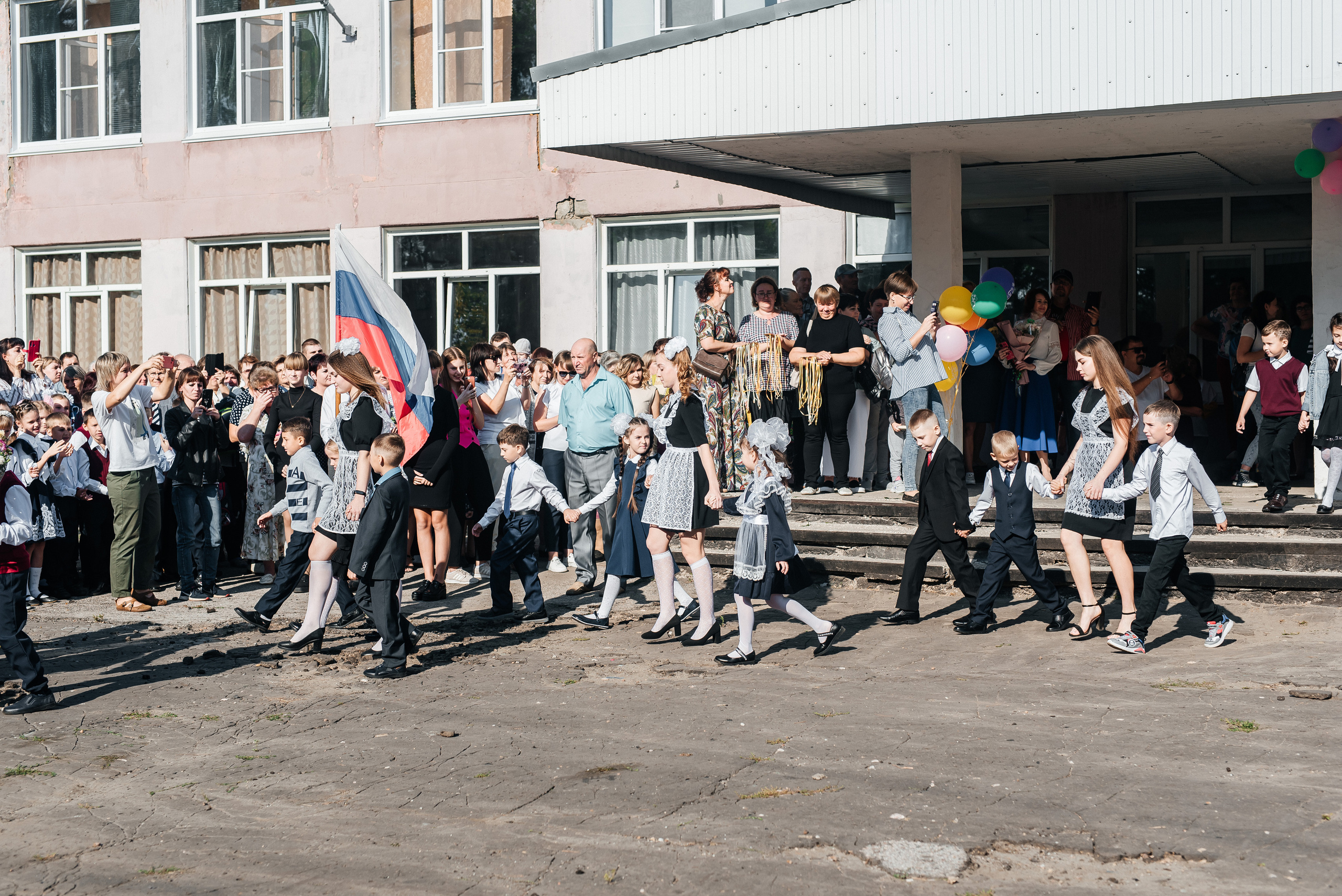 Фотосъёмка 1 сентября (торжественная линейка 1 класс). Семейный фотограф в Барнауле
