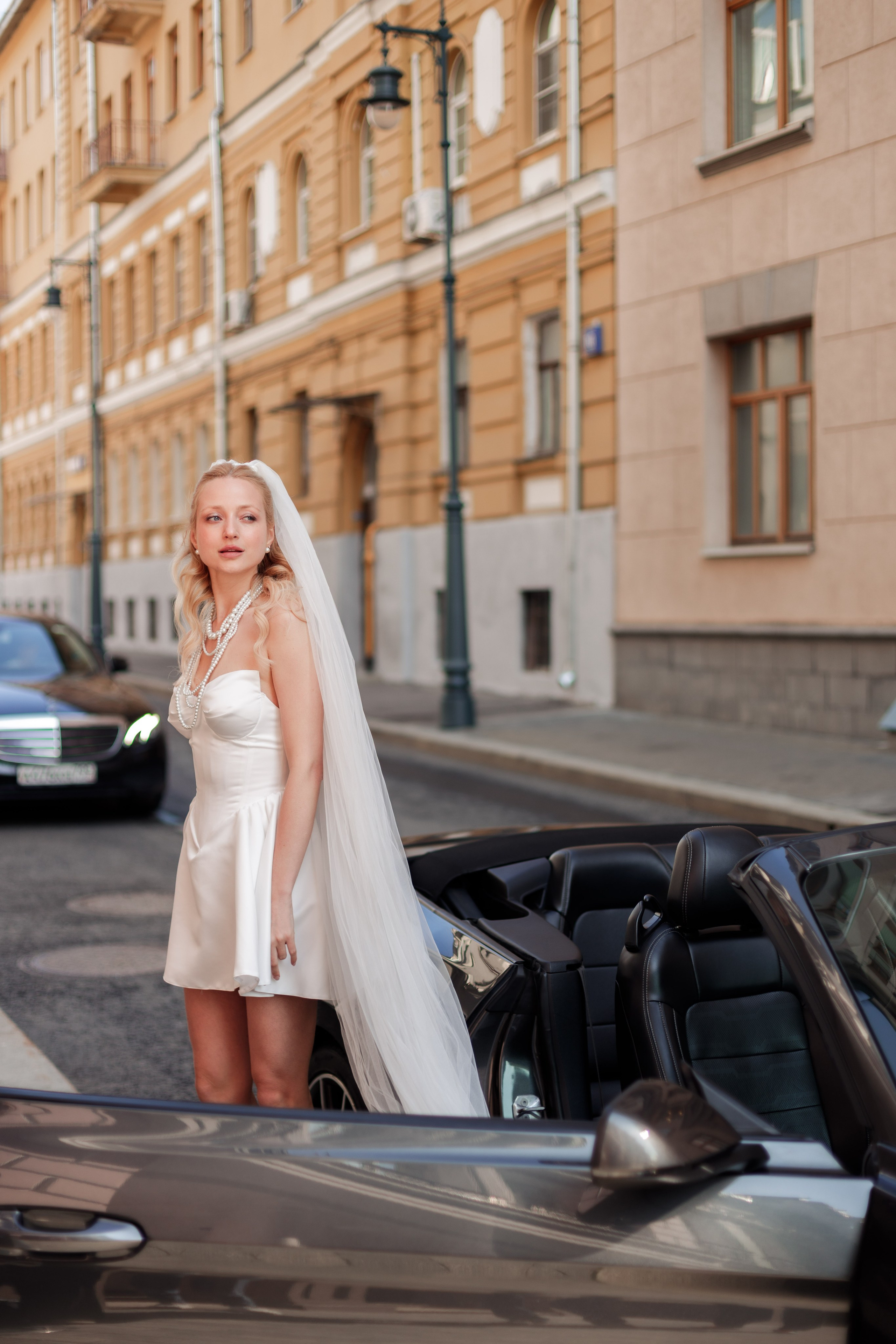 Свадебная фотосессия с автомобилем в центре Москвы, фотограф свадьбам Москва