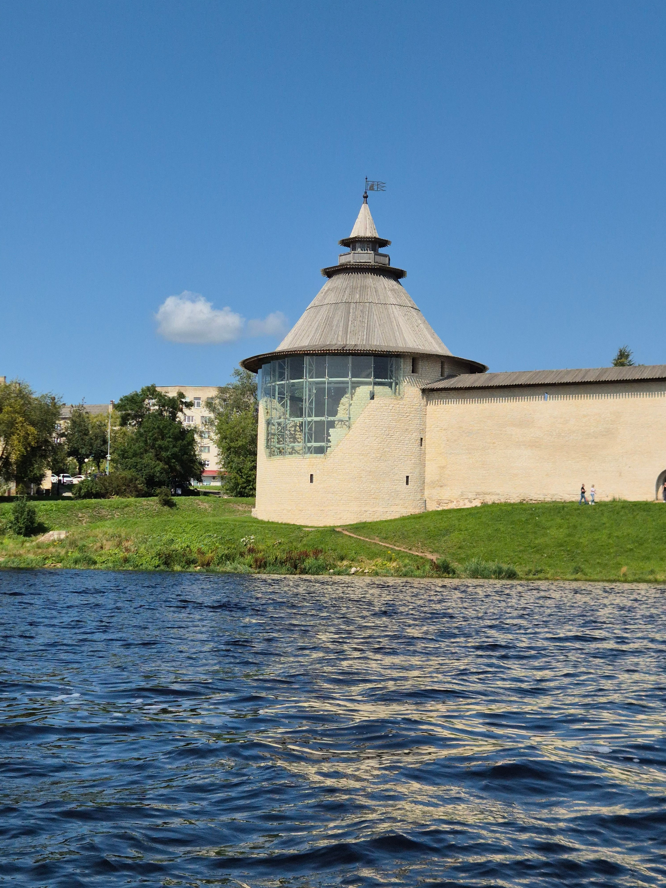 Варлаамовская башня. Отреставрирована, часть стены восстановили в виде окна.