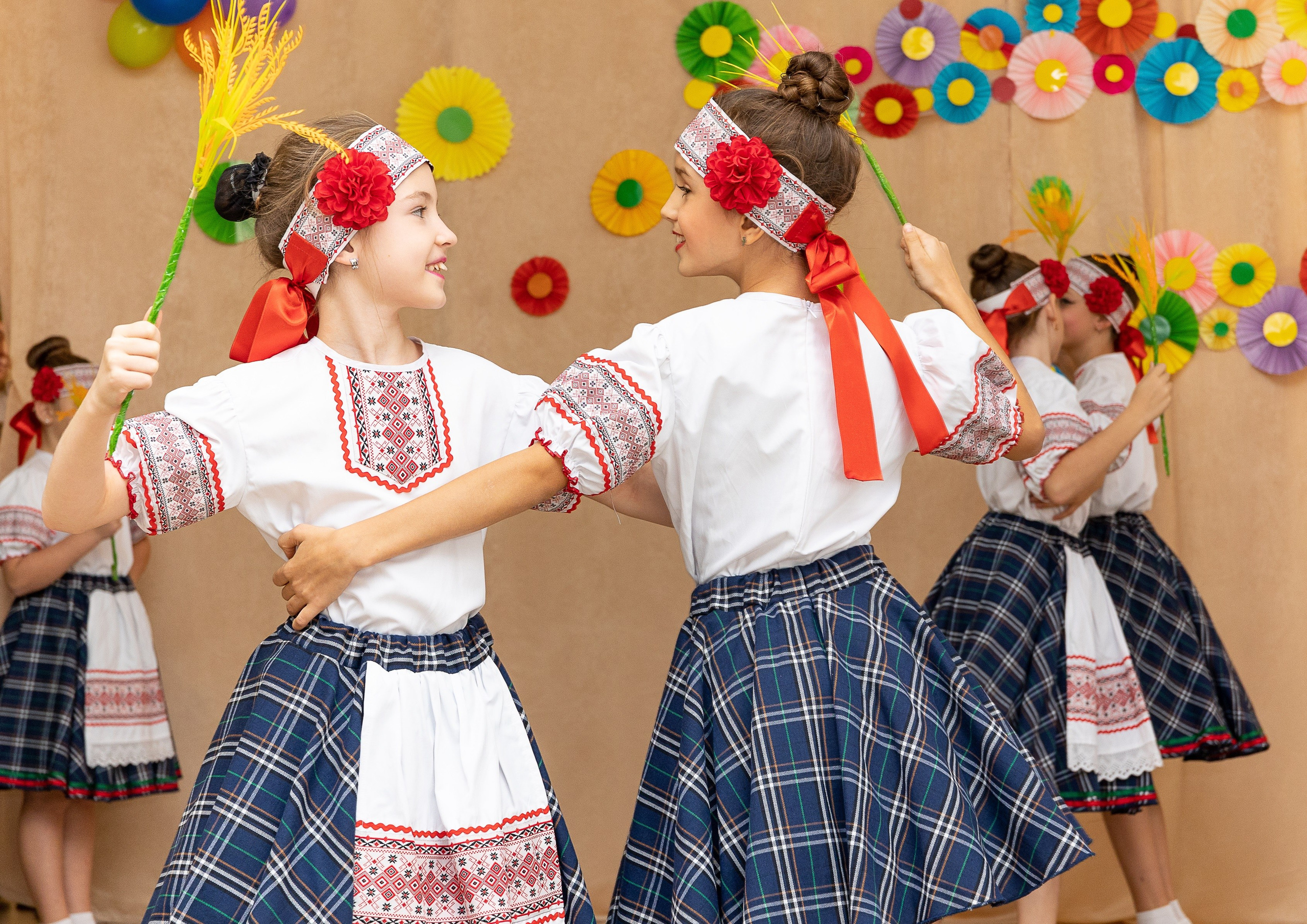 Выступление танцевального коллектива Браво. Выпускные альбомы во Владивостоке