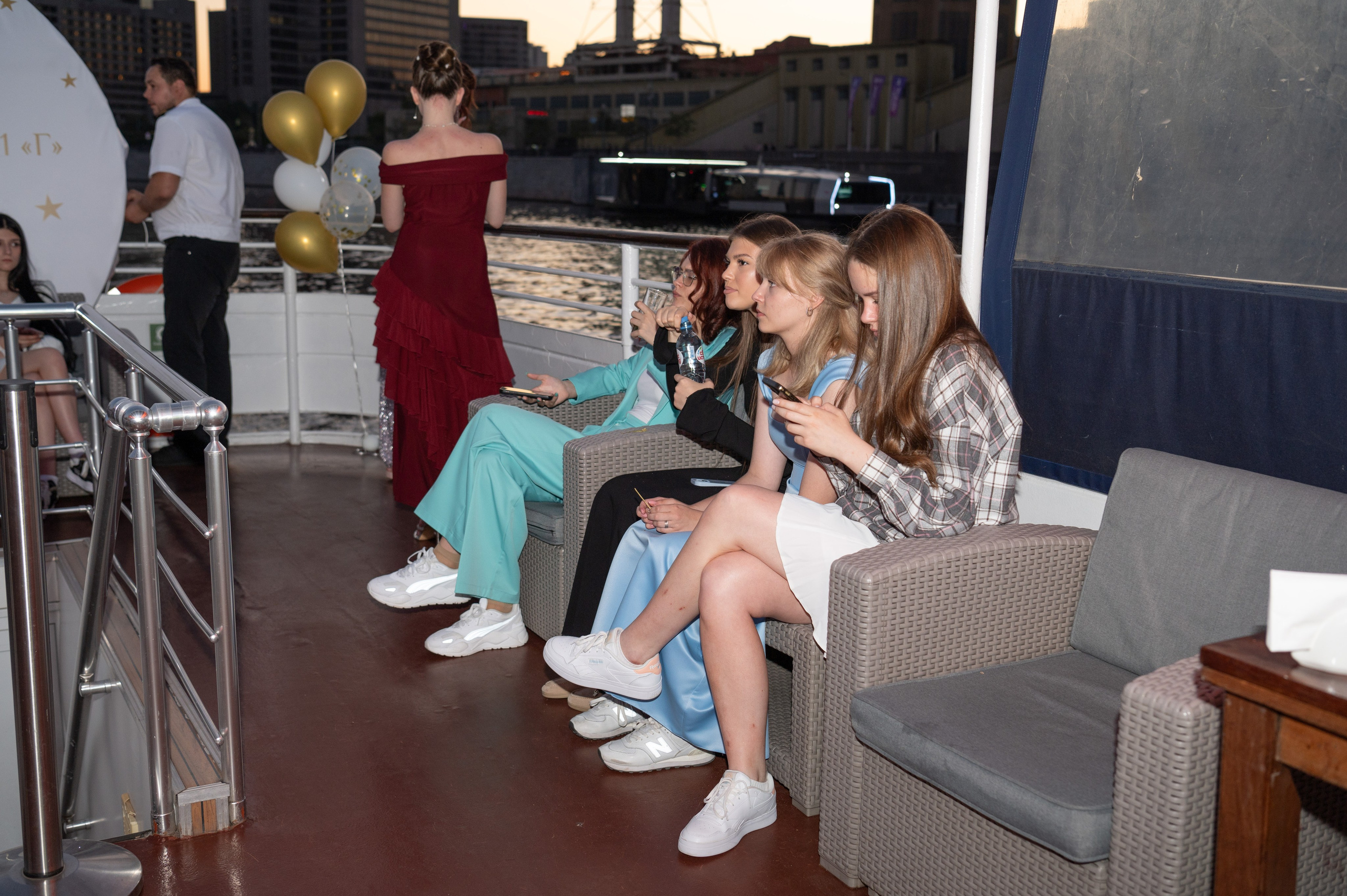 Выпускной вечер 11 класс на теплоходе. Детский и семейный фотограф г. Москва Оксана Катаджи