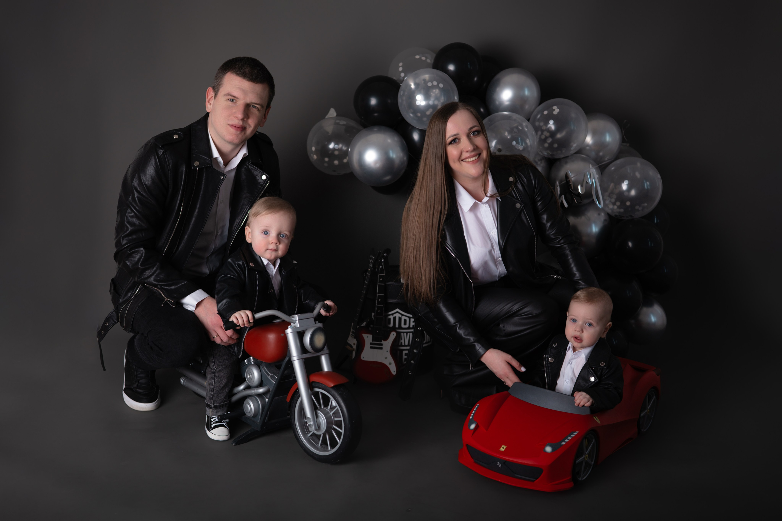 Годик Максиму и Кириллу. Семейный детский ньюборн фотограф в Москве Марта Петрова