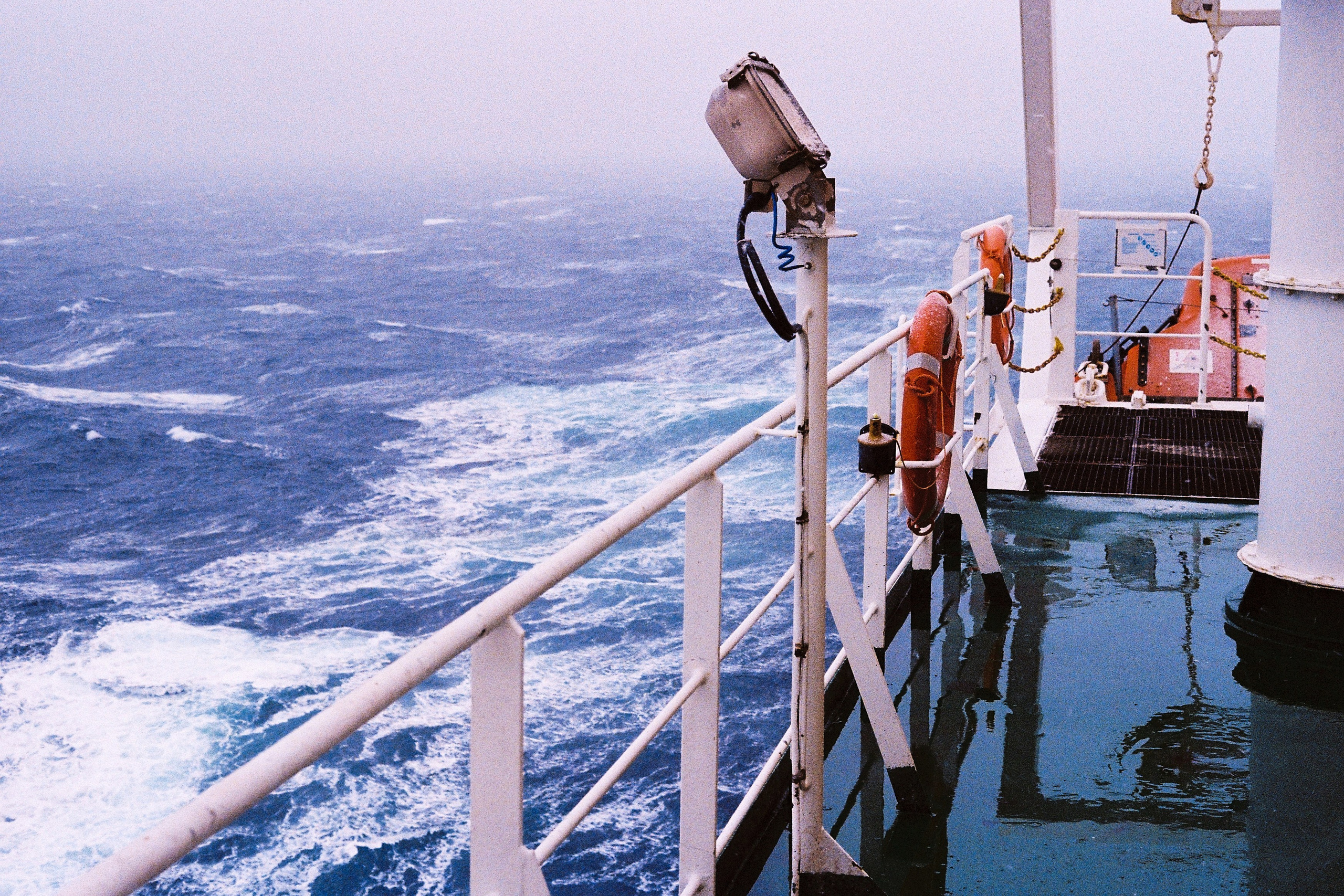 морской пейзаж. шторм. танкер