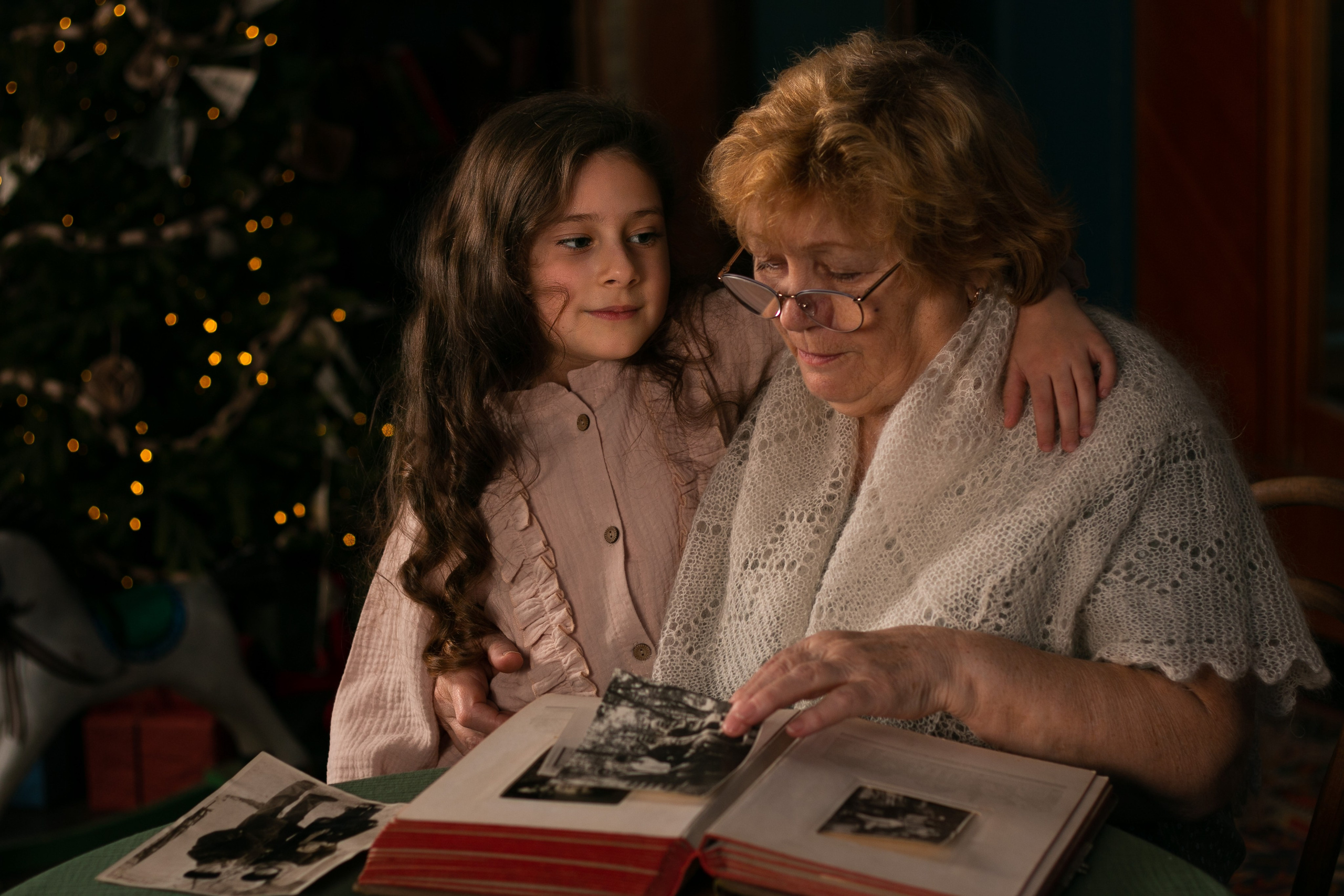 просмотр старых фото альбомов с бабушкой, воспоминания