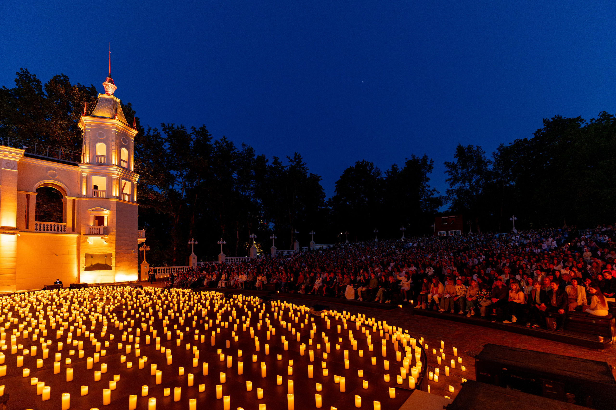 Симфонический оркестр Lumisfera при свечах. Фотограф Никита Комаров