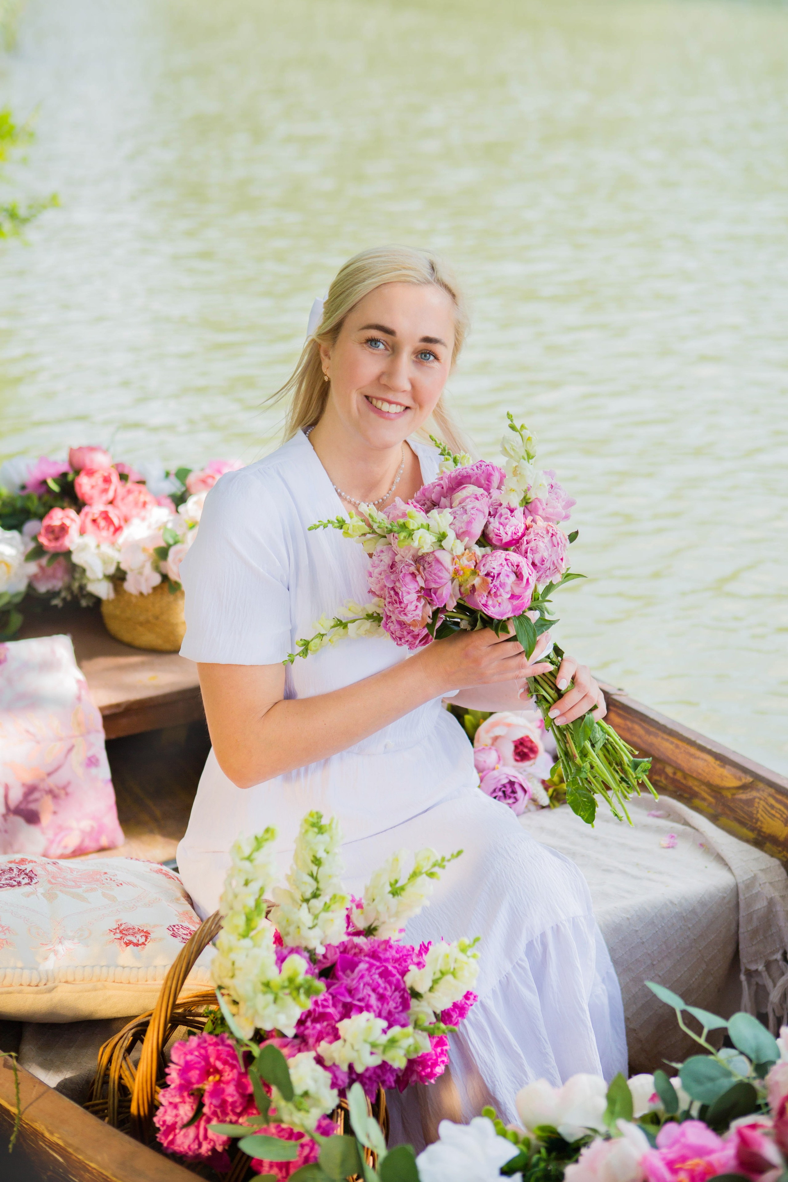 Лодка с пионами. Свадебный семейный и детский фотограф в Краснодаре Карина Федоровская
