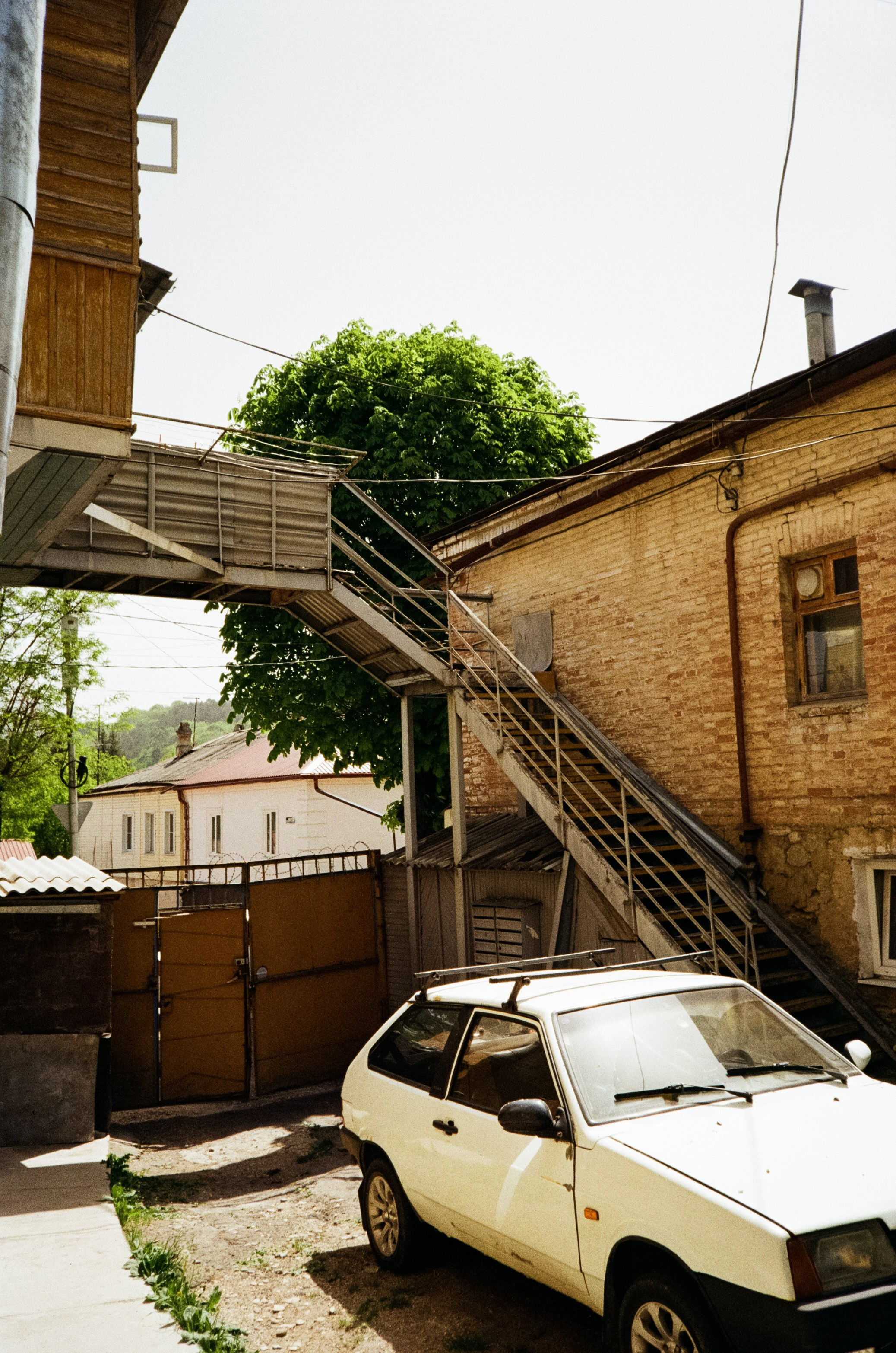 Дворик на Гагарина и Нарзанная галерея. Аллеи Кисловодска. Фотограф-документалист Мария Осокина