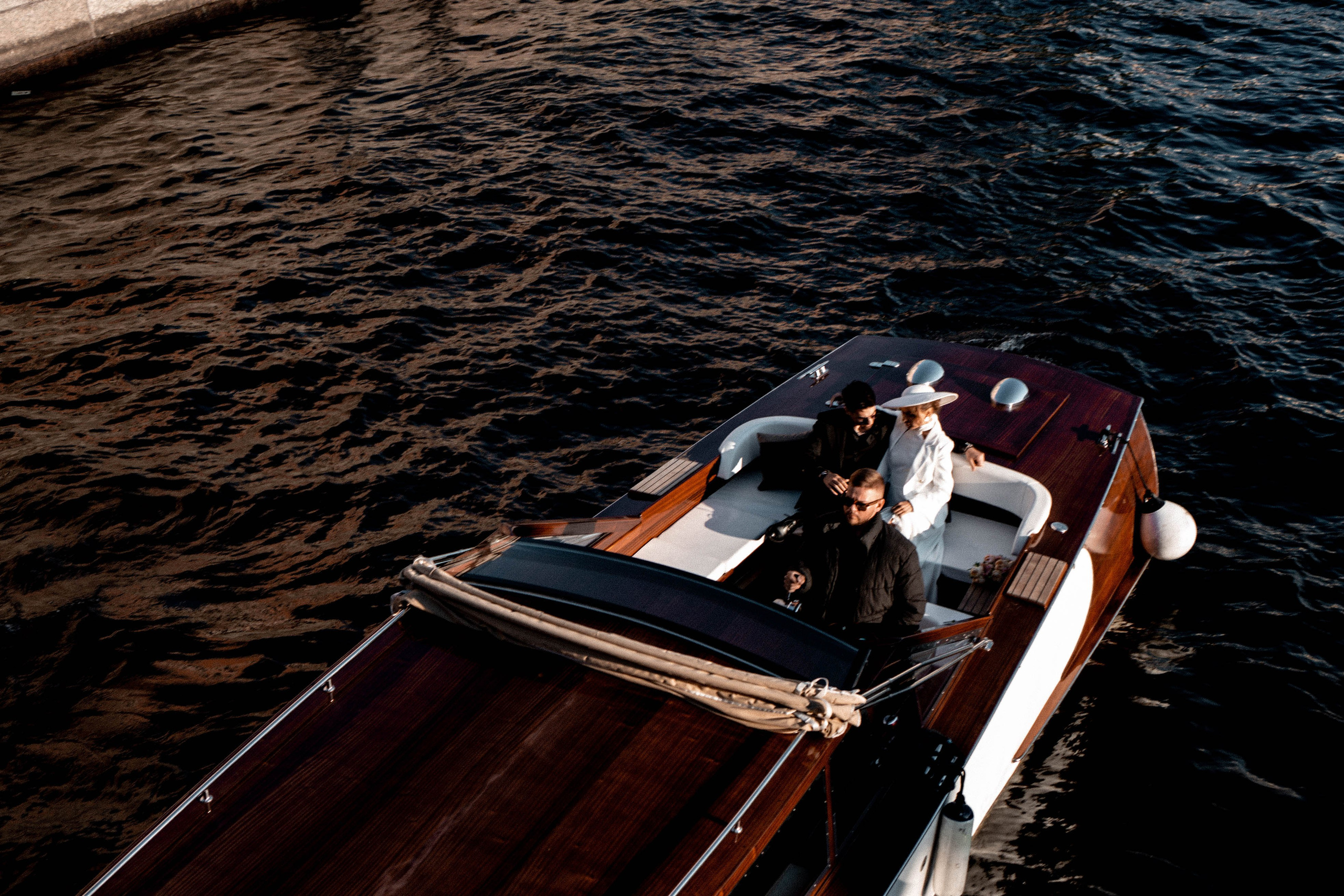 СВАДЕНБНАЯ СЬЕМКА НА КАТЕРЕ ПО КАНАЛАМ САНКТ-ПЕТЕРБУРГА И В АКВАТОРИИ НЕВЫ. Профессиональный фотограф, Санкт-Петербург — Виктория Богомолова