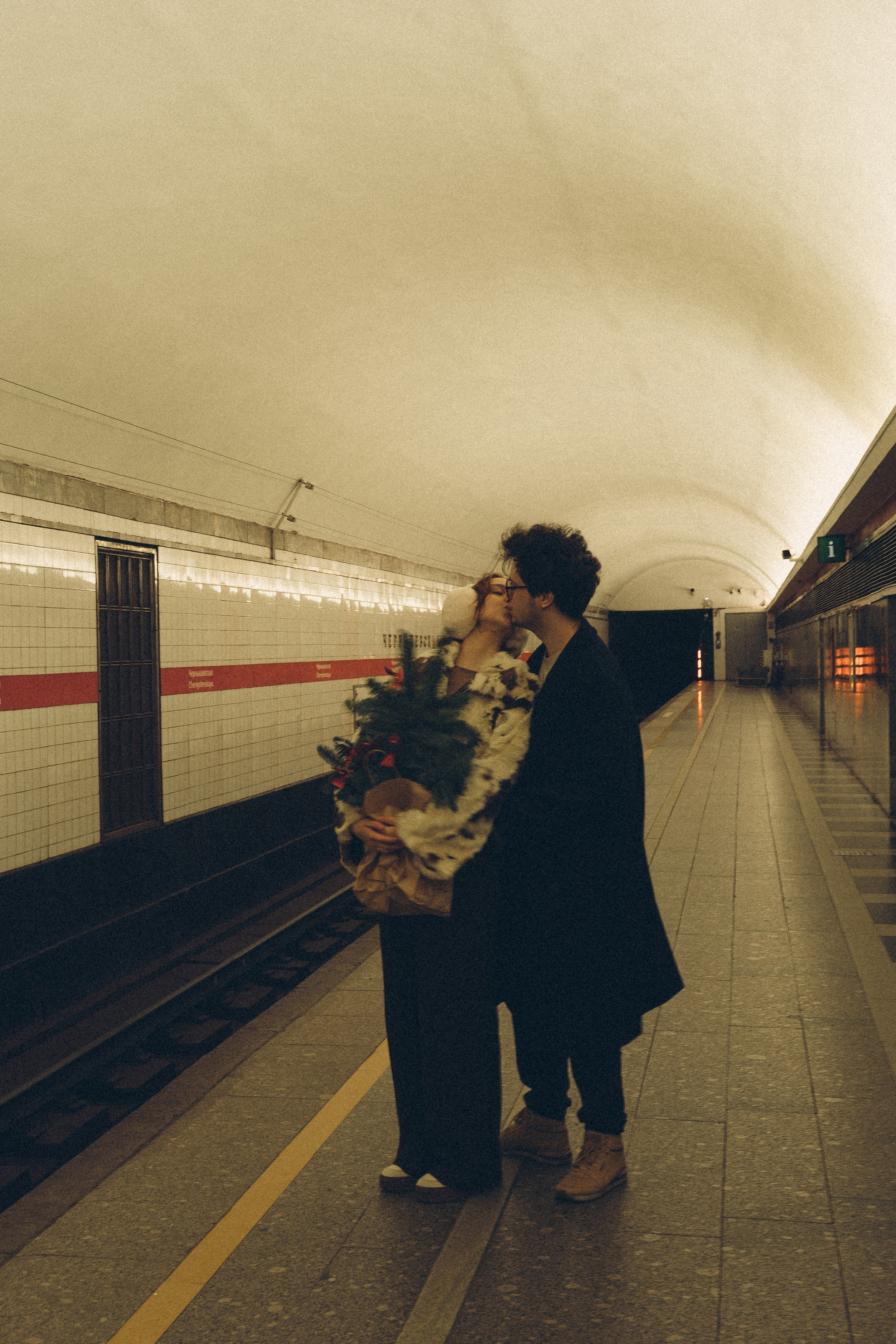 НОВОГОДНЯЯ ФОТОСЕСИИЯ ПАРЫ В МЕТРО ЛЮБОВЬ. Профессиональный фотограф, Санкт-Петербург — Виктория Богомолова