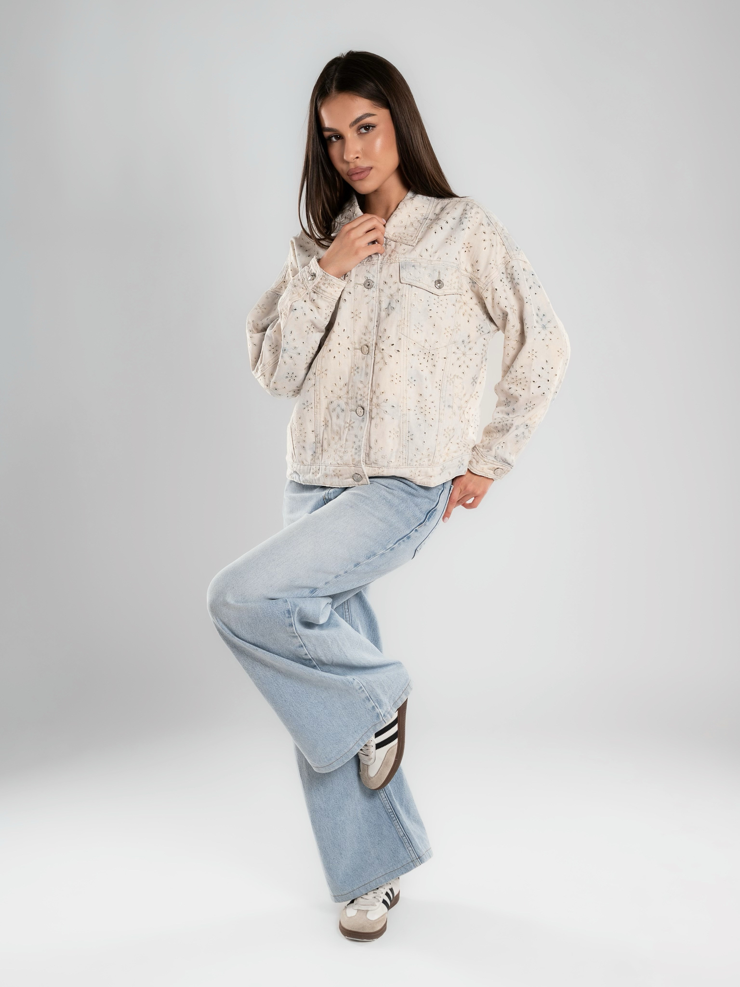 Джинсовые куртки на 2х моделях. Предметный фотограф, фото для маркетплейсов Пятигорск, КМВ