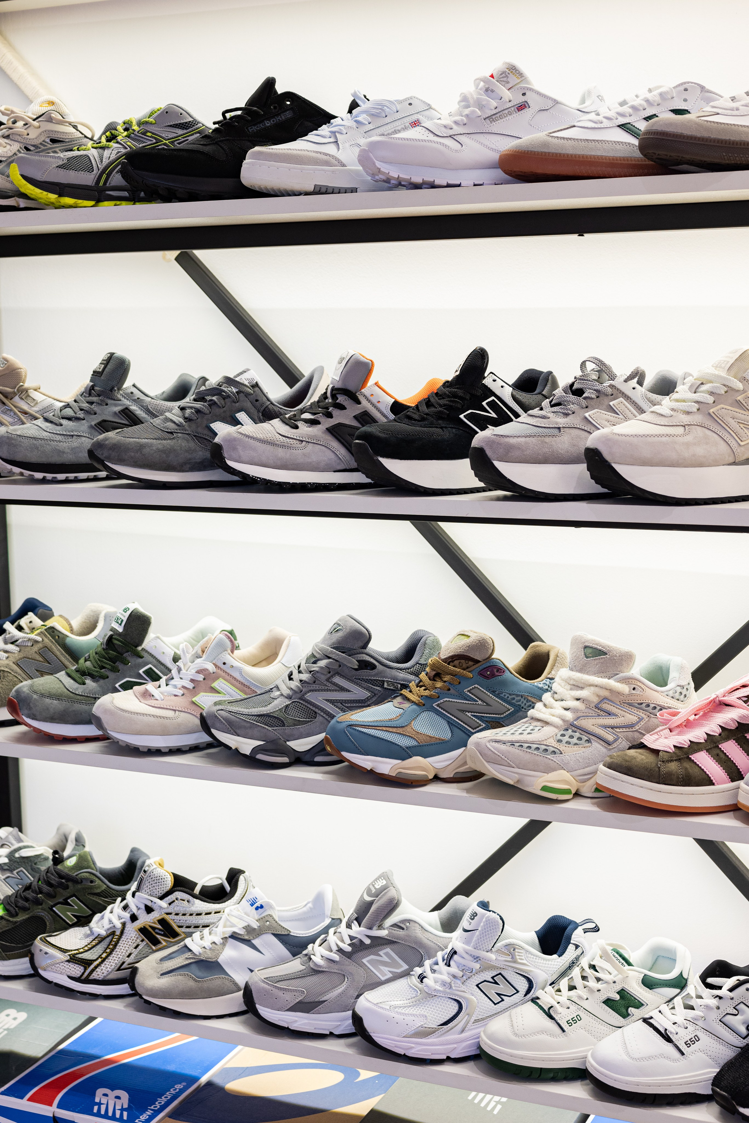 Интерьер. Магазин кроссовок. Предметный фотограф, фото для маркетплейсов Пятигорск, КМВ