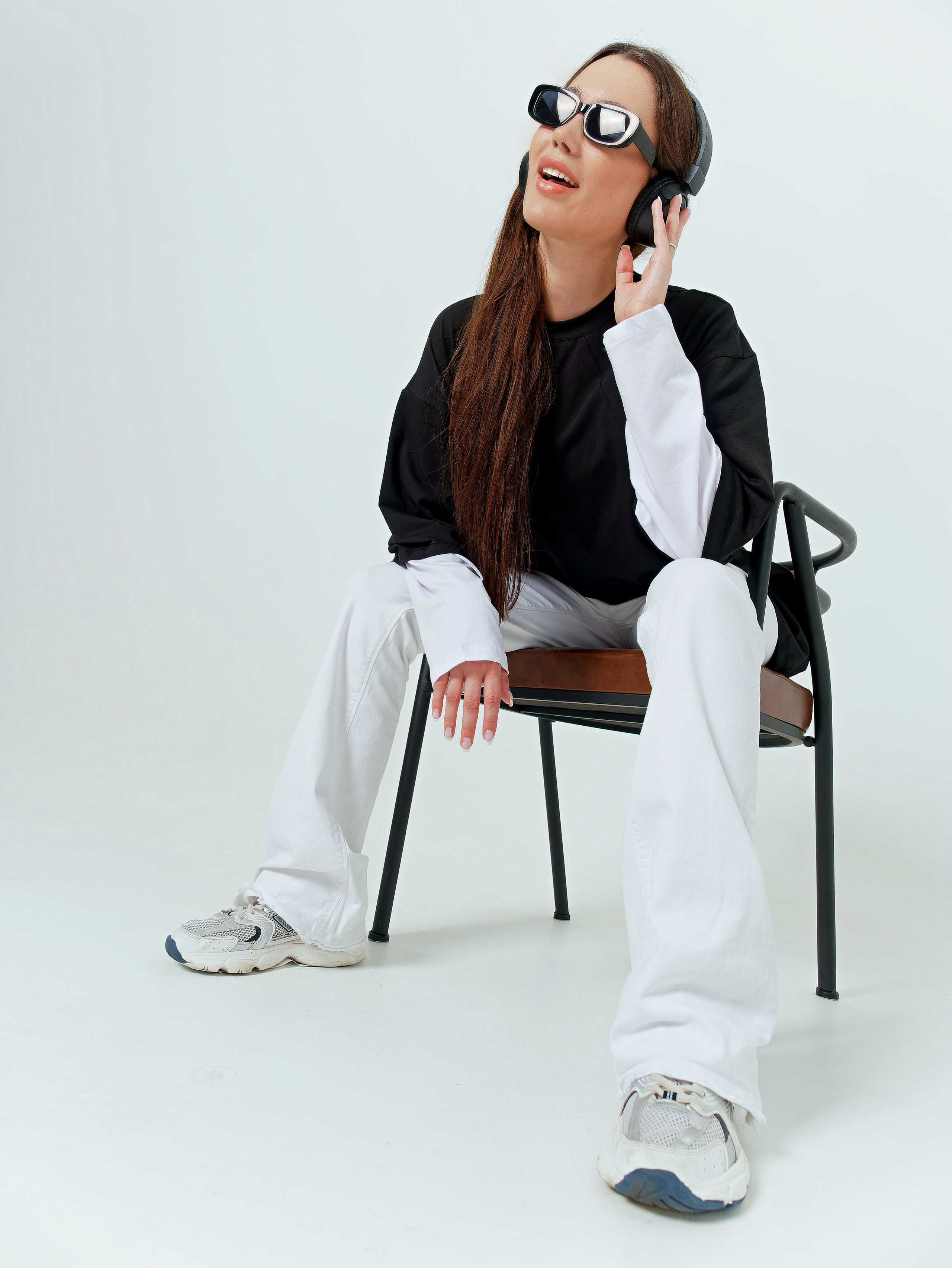 Съемка моделей в динамичных позах для передачи энергии и движения.