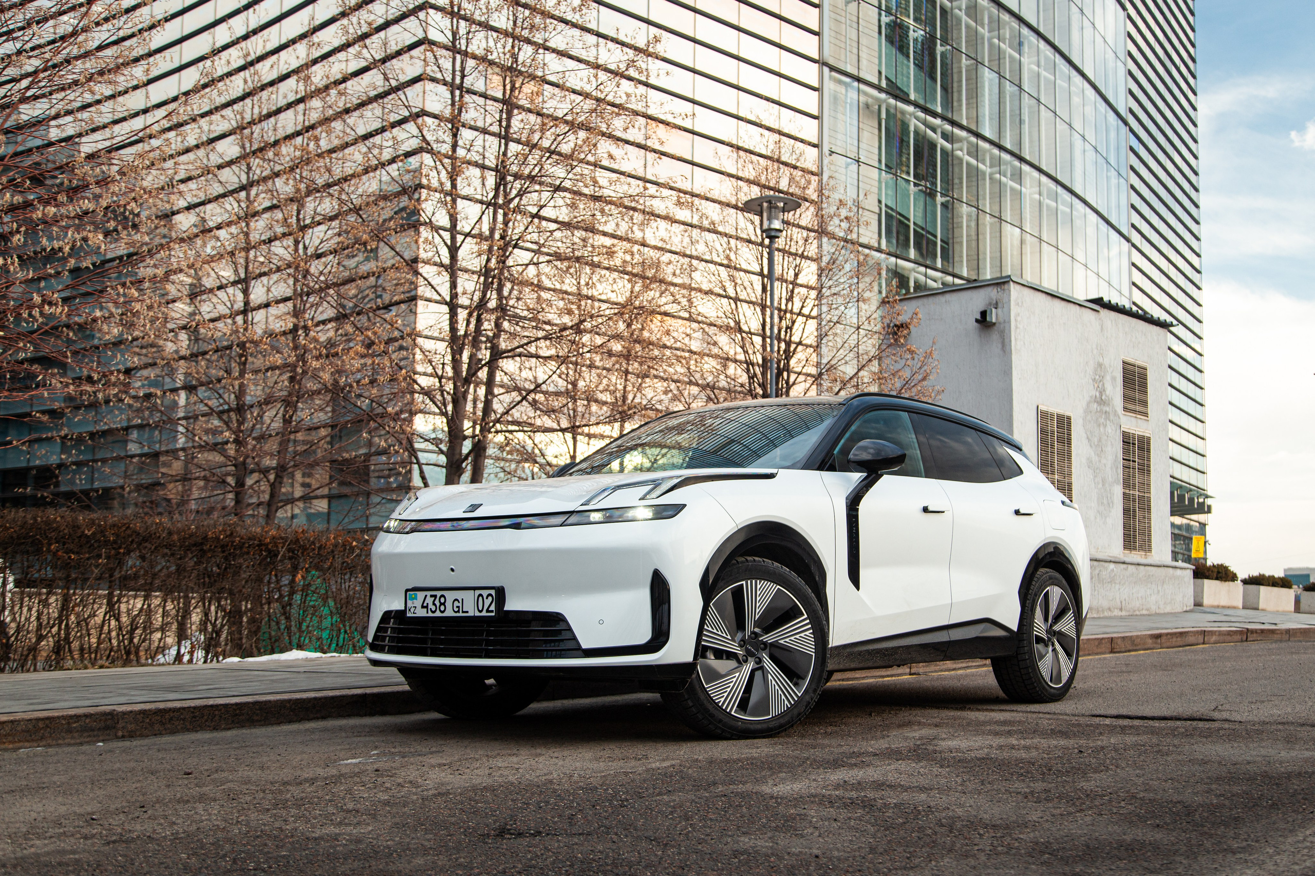 Lynk&Co 08 EM-P. Рекламный и портретный фотограф в Алматы — Серекпаев Танирхан