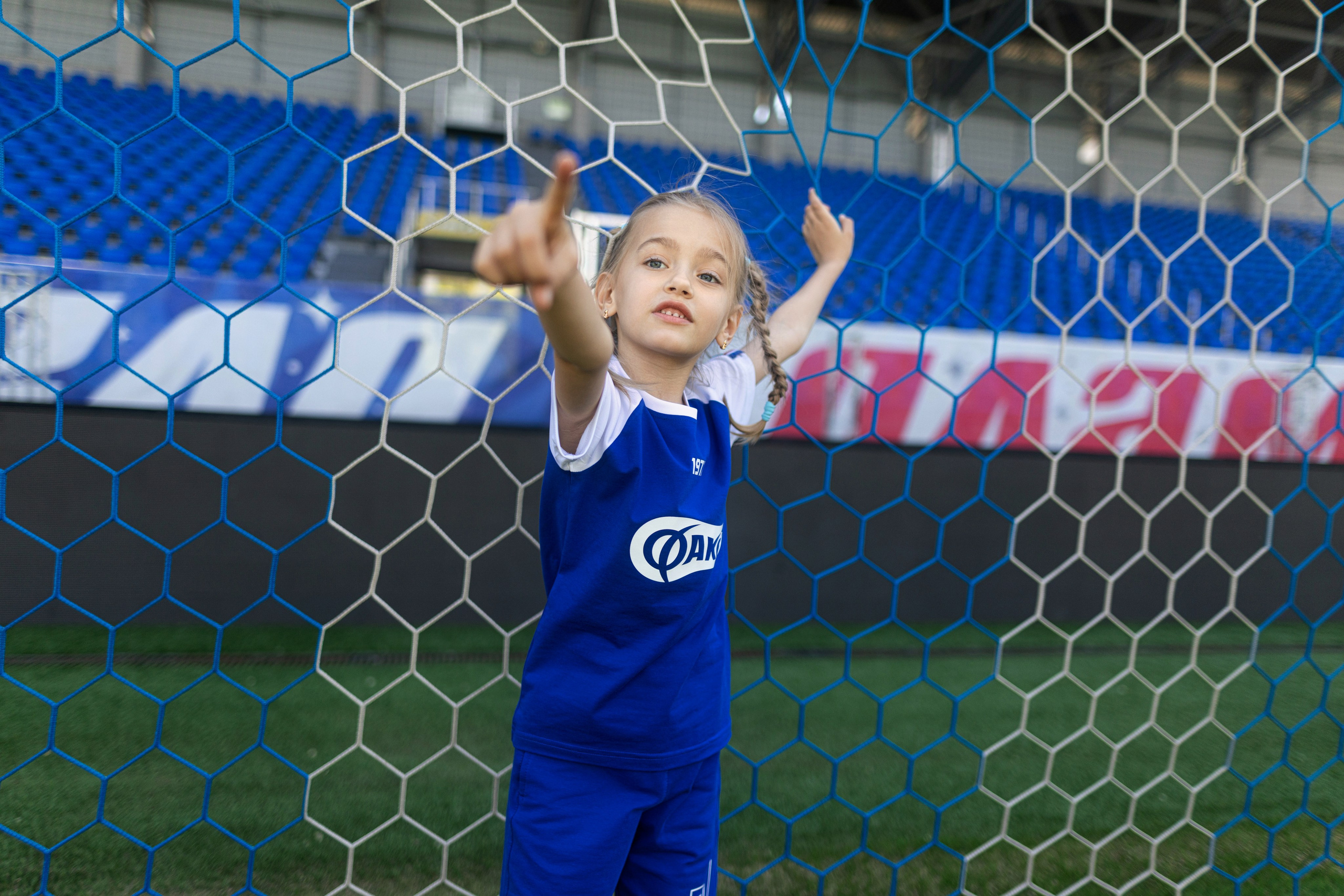 Детский портрет с Алисой на футбольном стадионе. Дмитрий Шульгин, портретный фотограф в Воронеже