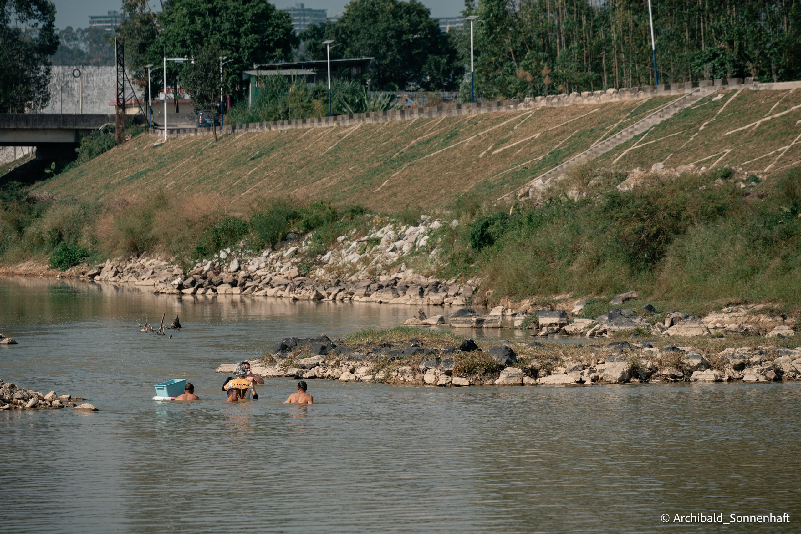 Weekend kayaking trip. Photographer in Guangzhou, China. Archibald Sonnenhaft