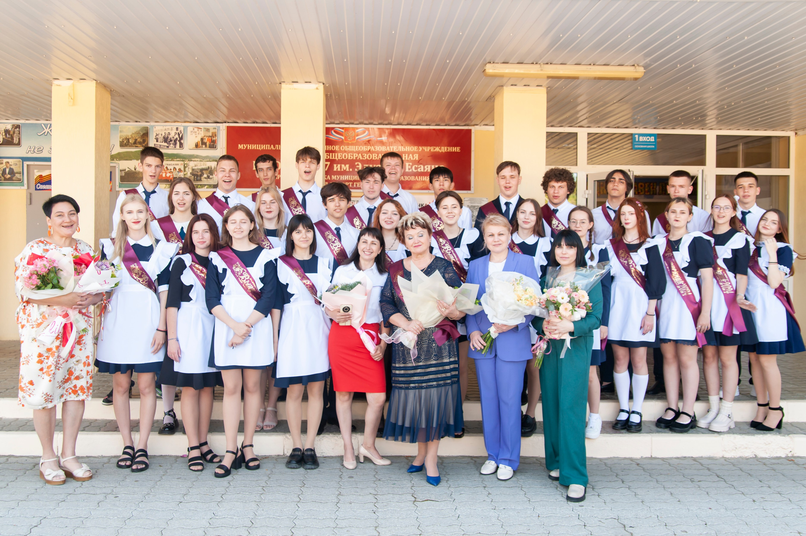 Последний Звонок МАОУ СОШ № 17 им. Эдуарда Есаяна — Архипо-Осиповка. Свадебный и семейный фотограф Денис Лукьянов в Краснодаре, Краснодарском крае и Республике Крым