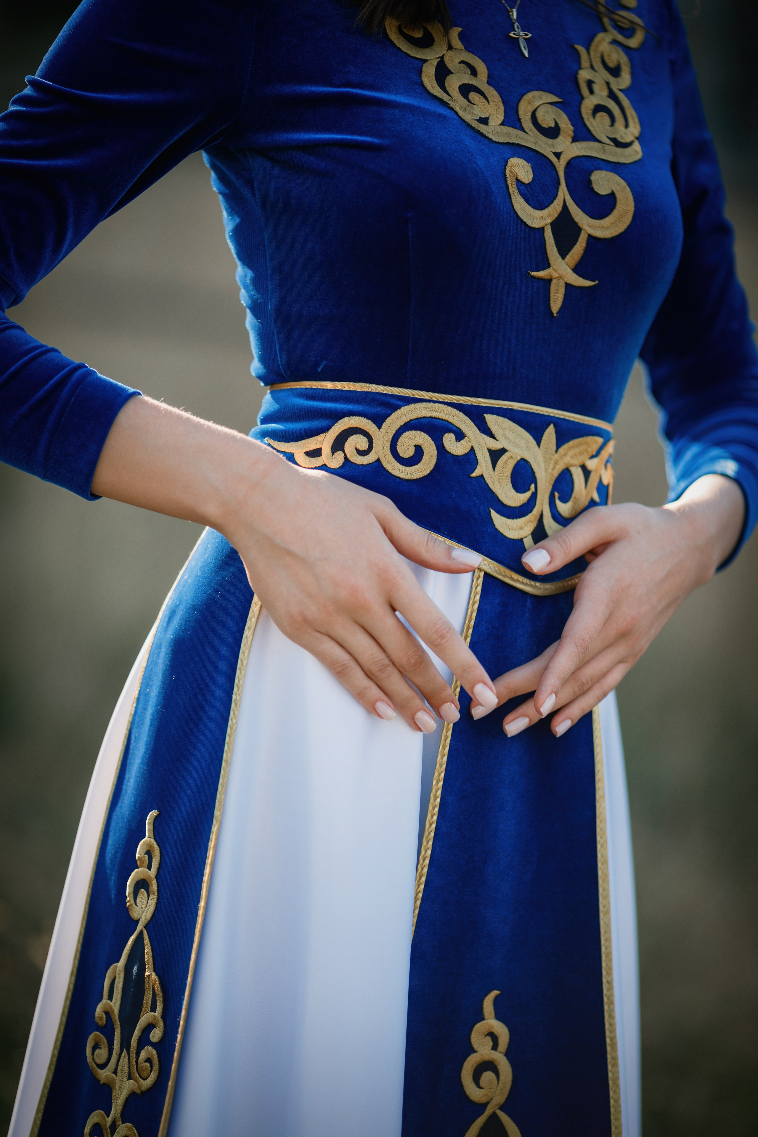 Индивидуальная фотосессия в горах, в армянском национальном платье. Фотограф во Владикавказе Юрий Геворгизов