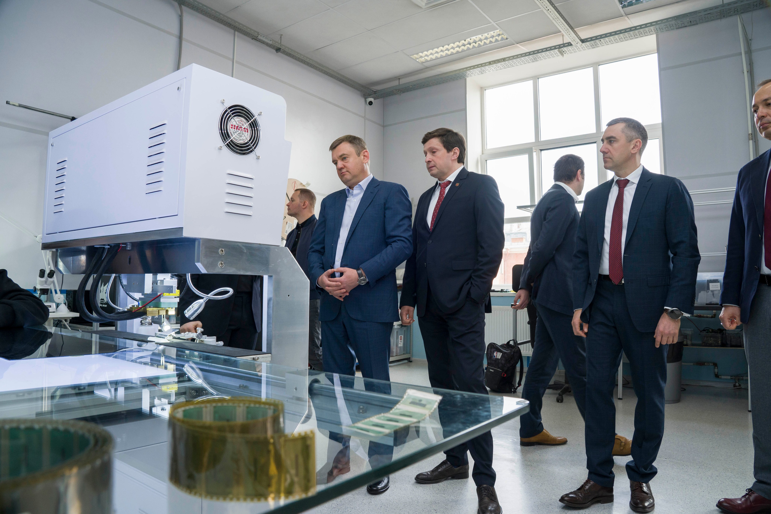 Вице-губернатор Санкт-Петербурга с делегацией на производстве. Фотограф в Санкт-Петербурге. Репортажная и все съёмки для бизнеса