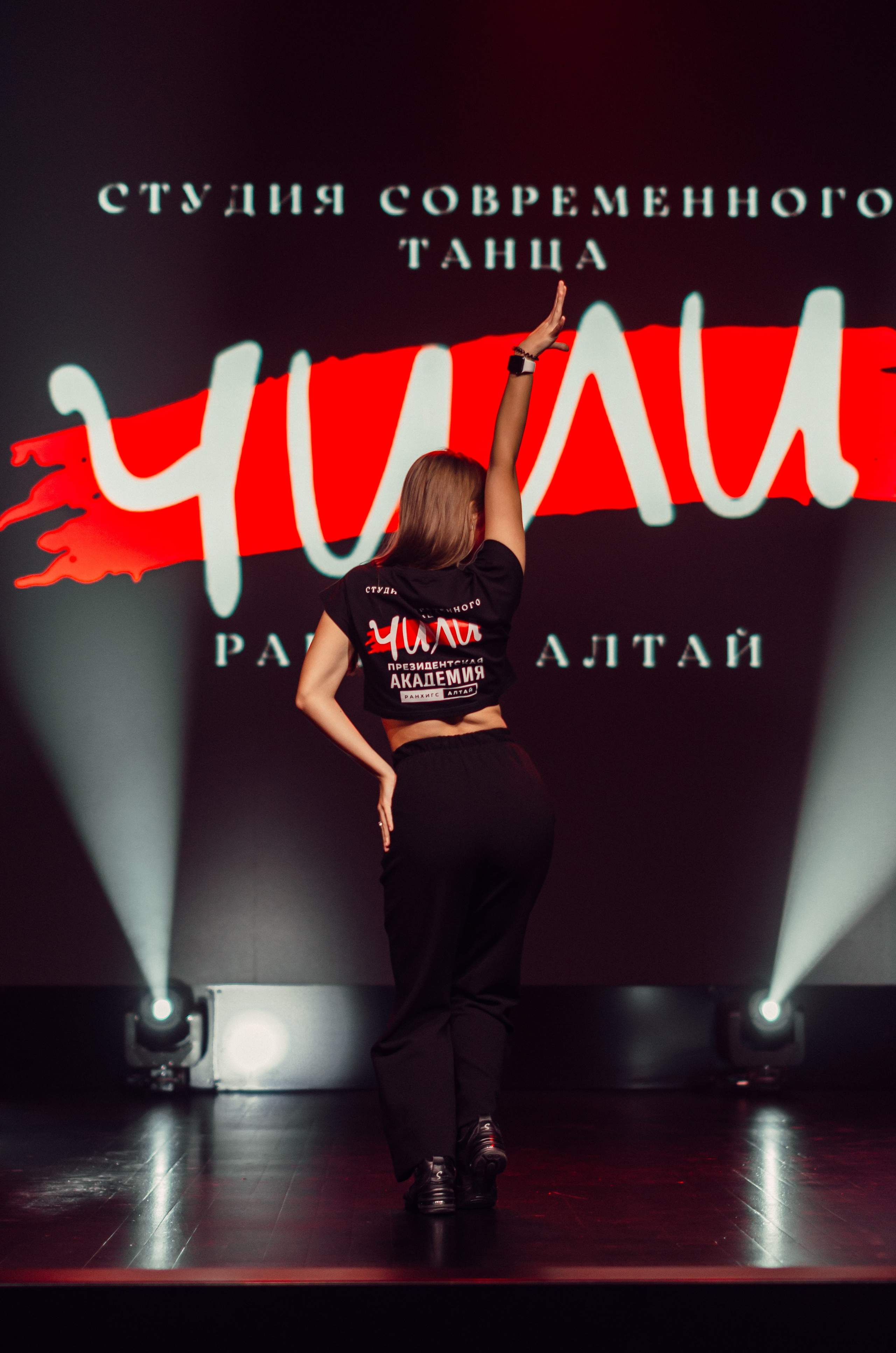 Групповая фотосъемка танцевального коллектива. Денисова Аля — фотограф для парных съемок и индивидуальных историй в Барнауле