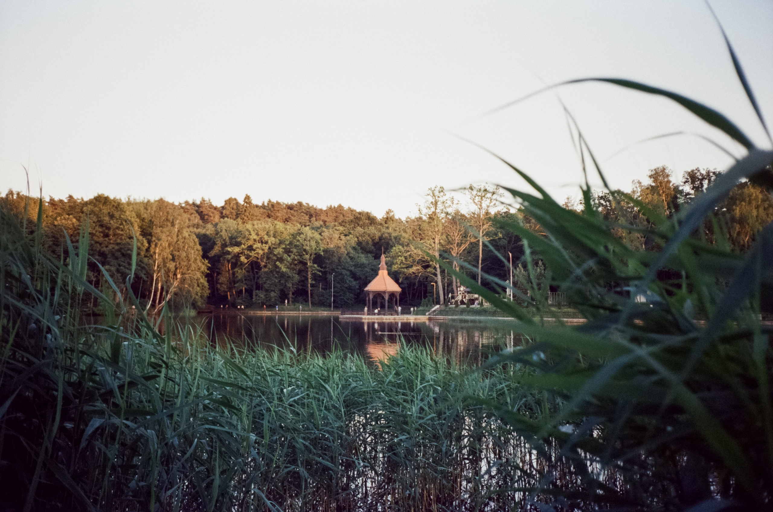 Тихое озеро и необыкновенный закат в Светлогорске. Фотограф-документалист Мария Осокина