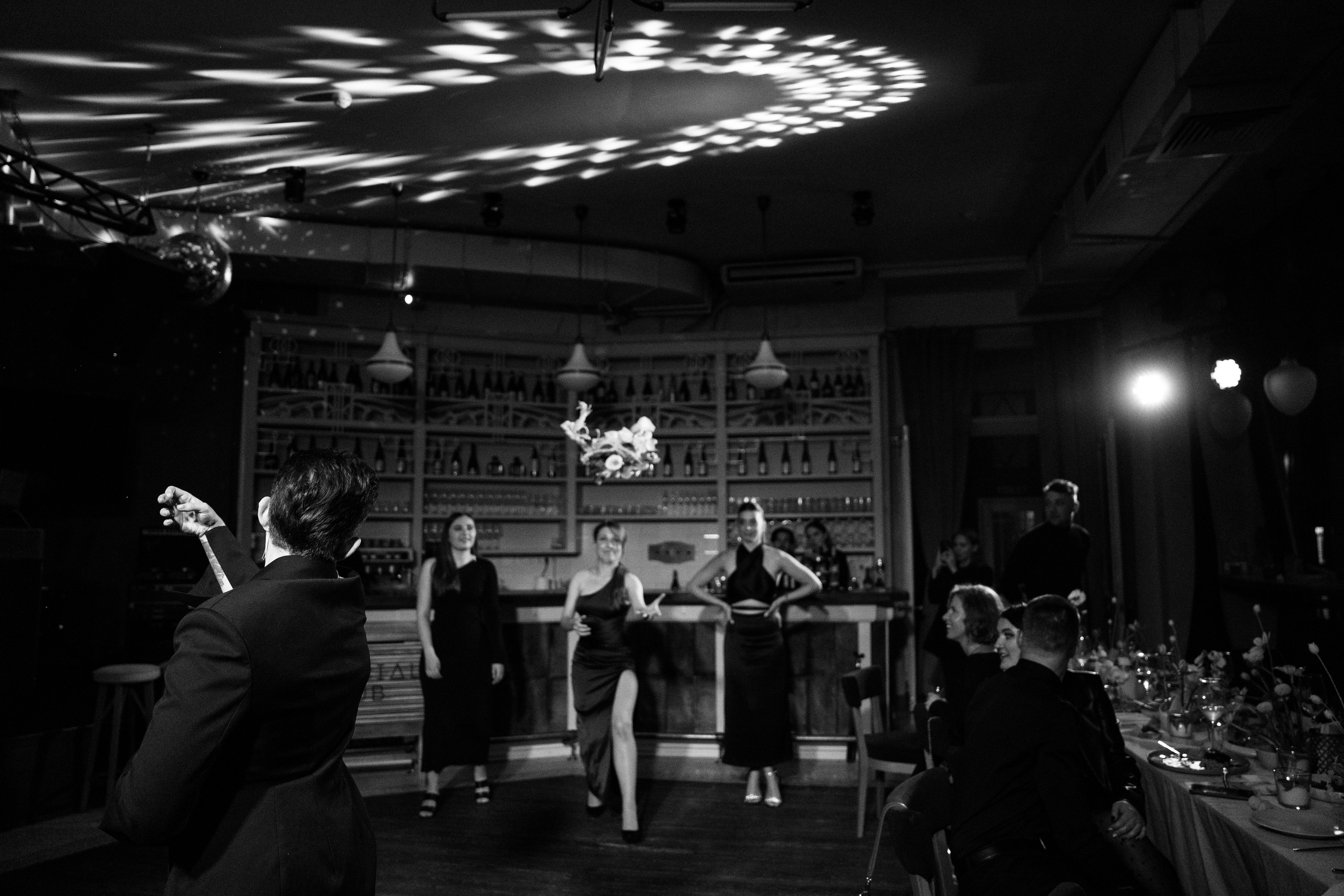 Свадьба в сошиал клабе. Свадебный фотограф организатор в Санкт-Петербурге Ассоль Опарина