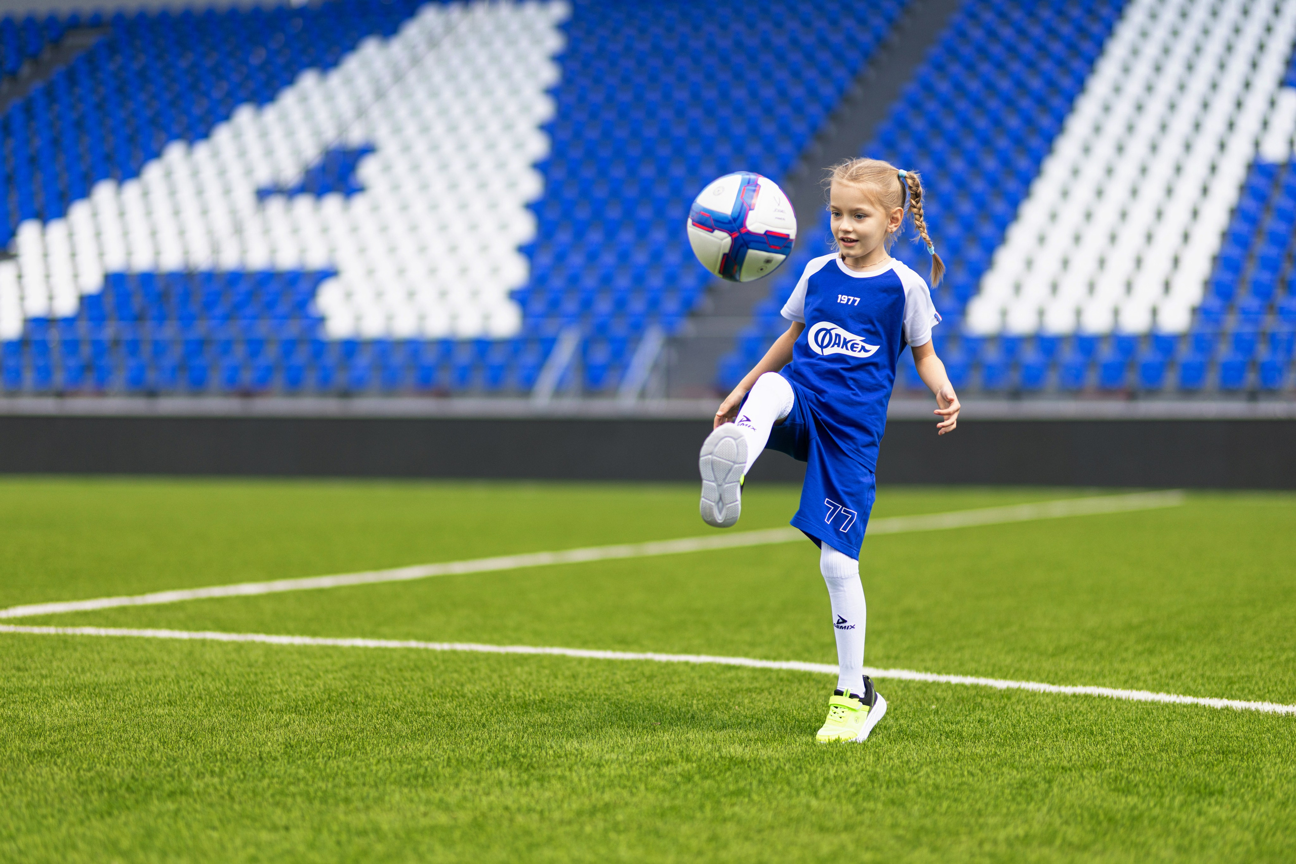 Детский портрет с Алисой на футбольном стадионе. Дмитрий Шульгин, портретный фотограф в Воронеже
