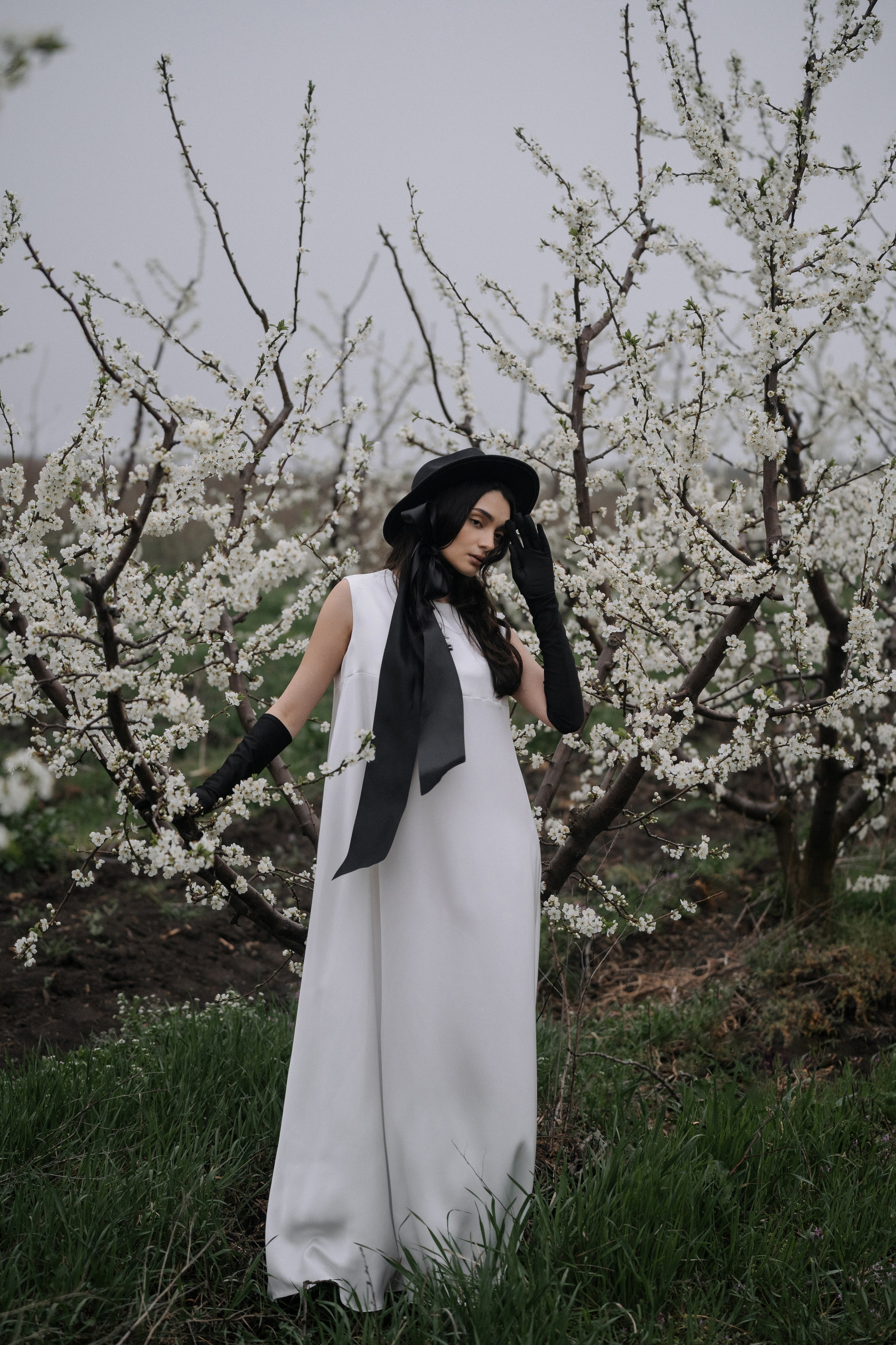 Портрет девушки в роскошном платье среди цветов в Анапе  