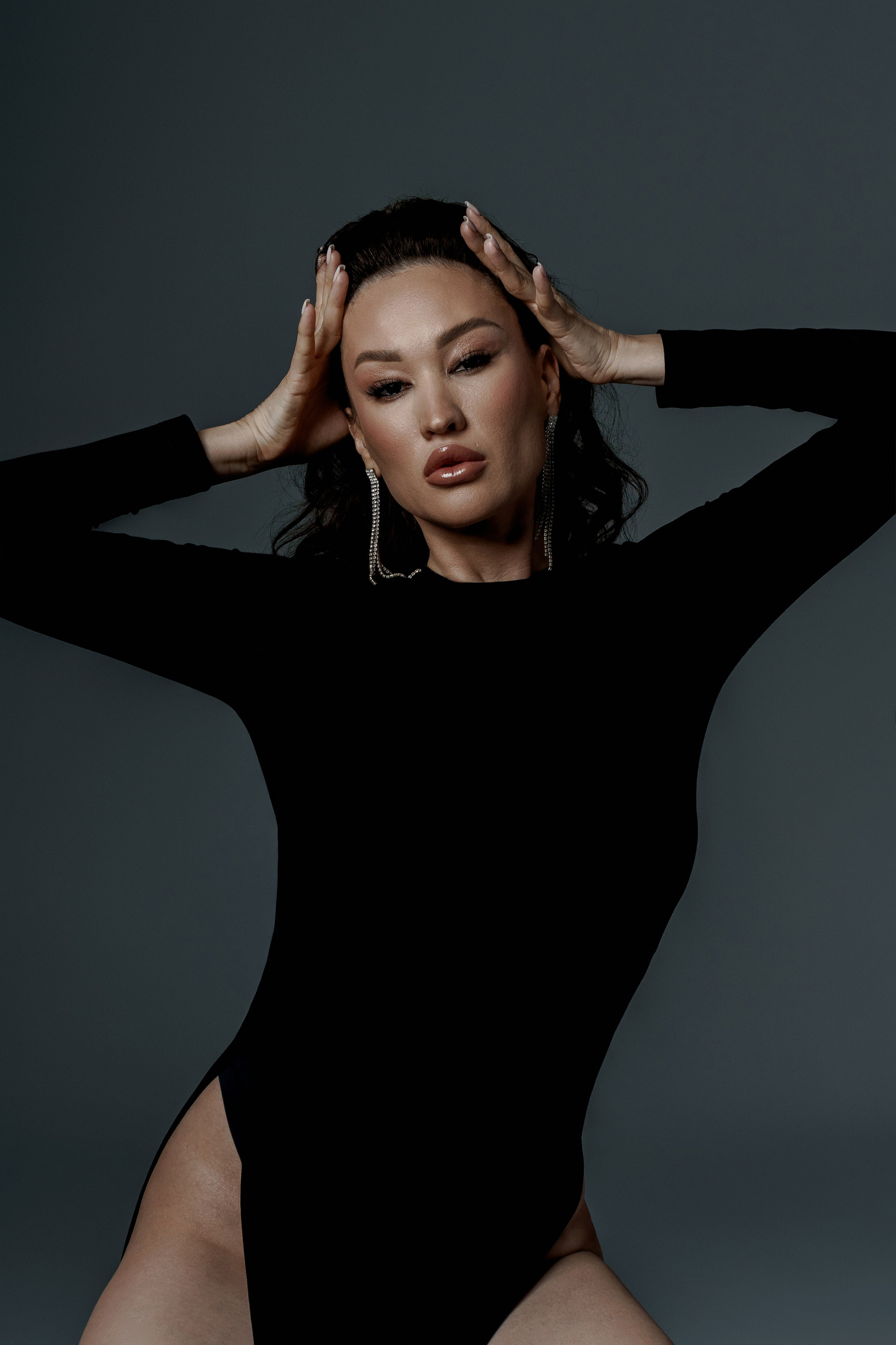 Студийная фотография девушки в Анапе – элегантный образ  