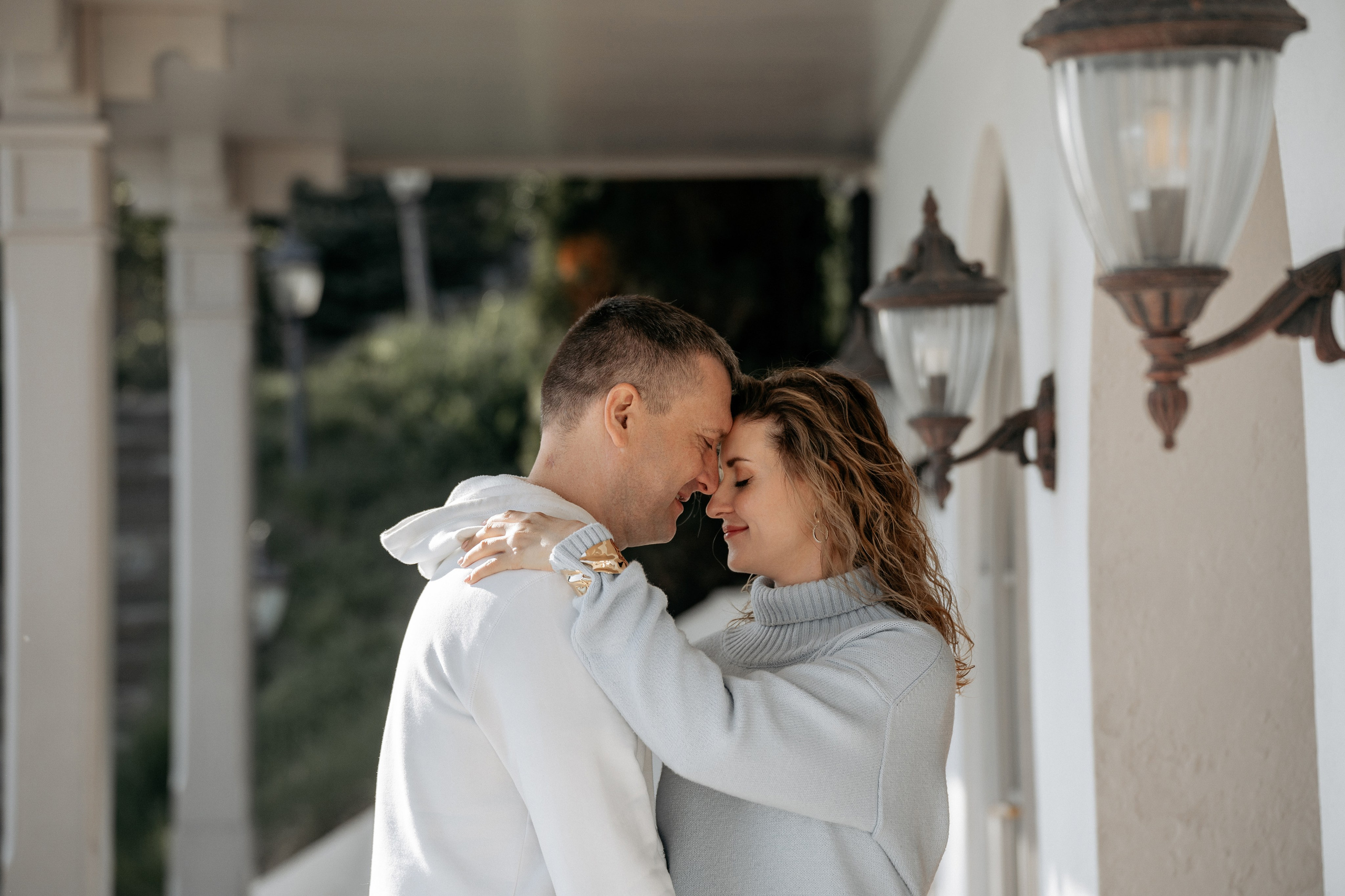 Съемка Love story в Абрау-Дюрсо, элегантные образы влюбленной пары