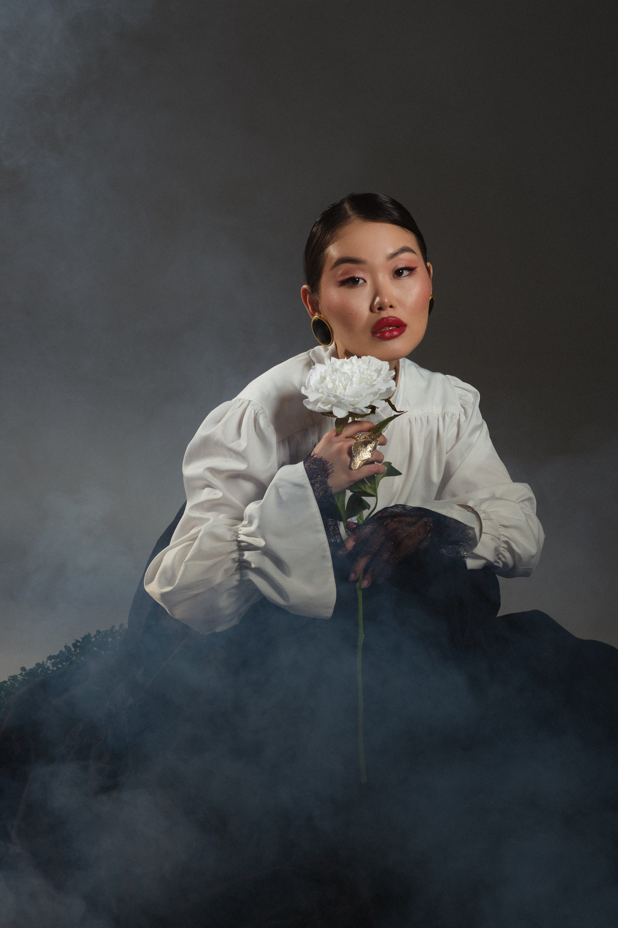 девушка женский портрет фотограф юлия фролова циклорама импульсный свет азия азиатка пион лук стрелы ростов модель обучение фотографии воркшоп по фотографии