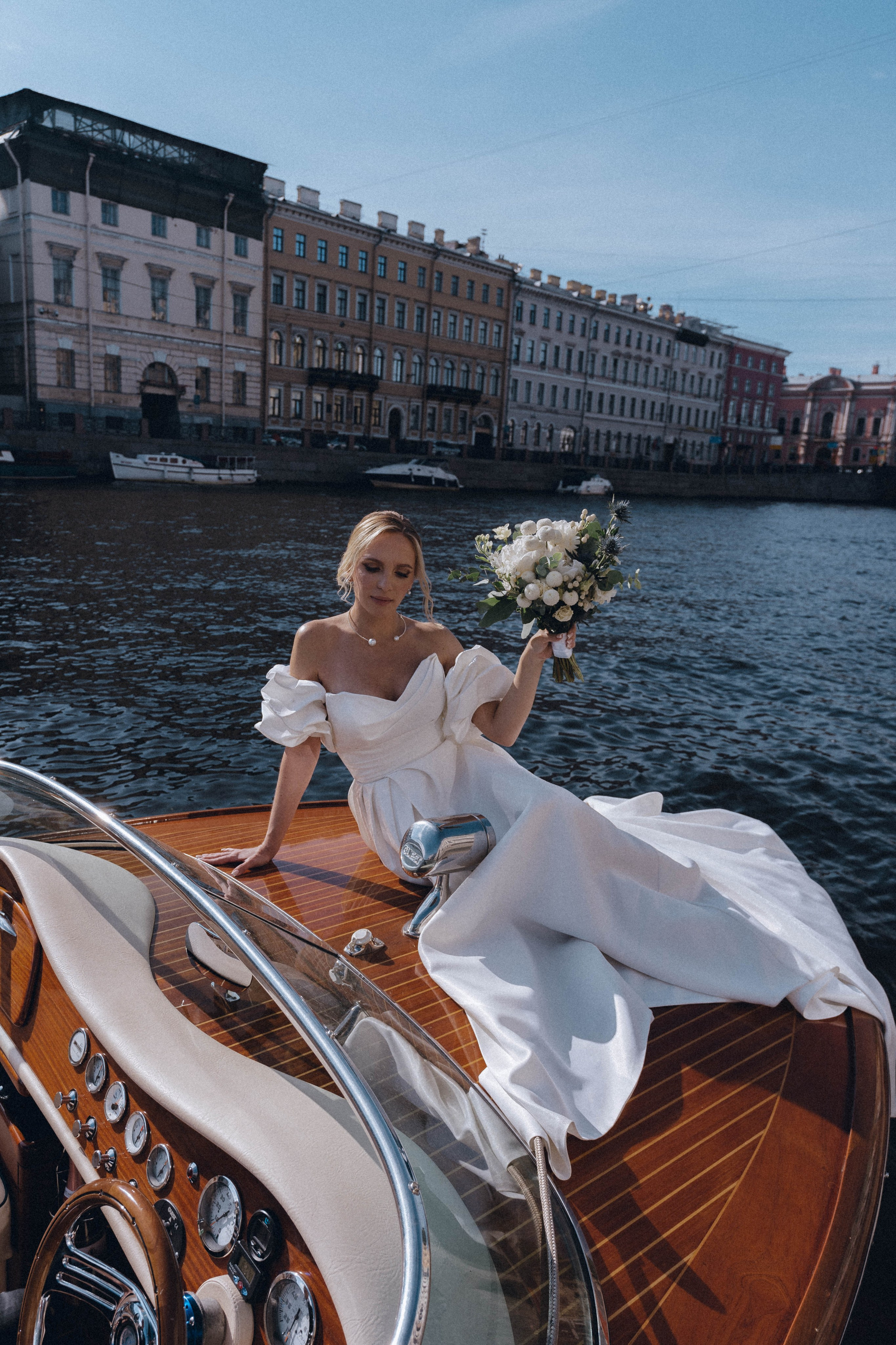 СВАДЕНБНАЯ СЬЕМКА НА КАТЕРЕ ПО КАНАЛАМ САНКТ-ПЕТЕРБУРГА И В АКВАТОРИИ НЕВЫ. Профессиональный фотограф, Санкт-Петербург — Виктория Богомолова