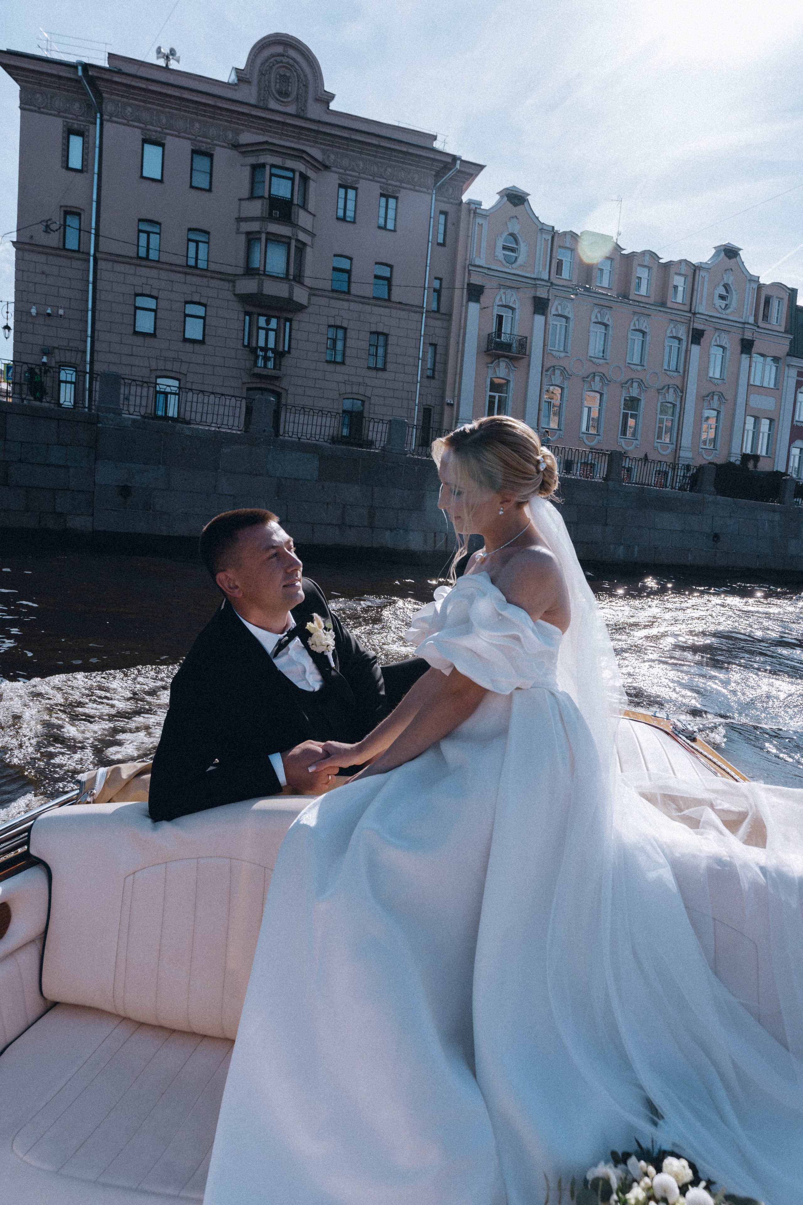 СВАДЕНБНАЯ СЬЕМКА НА КАТЕРЕ ПО КАНАЛАМ САНКТ-ПЕТЕРБУРГА И В АКВАТОРИИ НЕВЫ. Профессиональный фотограф, Санкт-Петербург — Виктория Богомолова