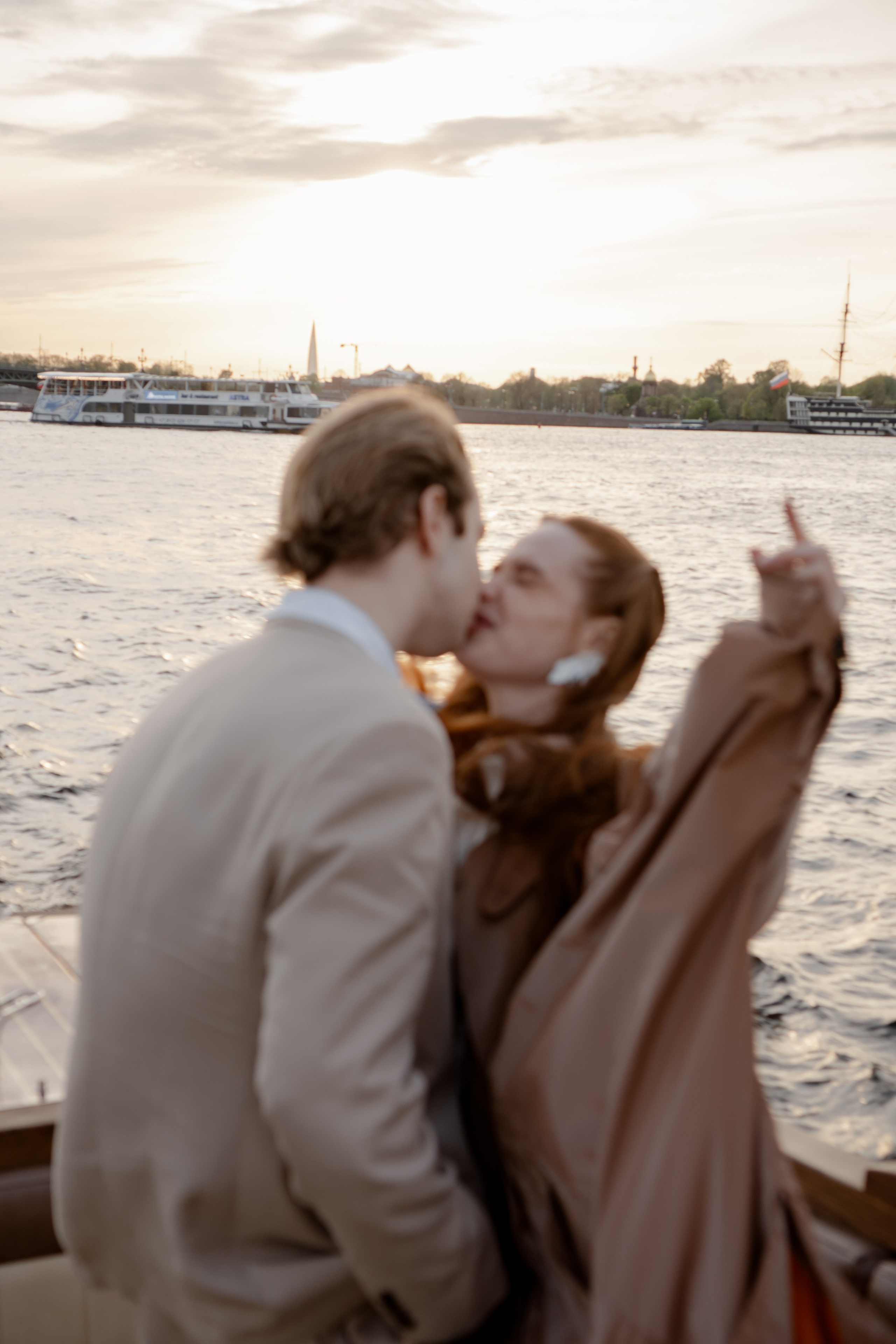 СВАДЕНБНАЯ СЬЕМКА НА КАТЕРЕ ПО КАНАЛАМ САНКТ-ПЕТЕРБУРГА И В АКВАТОРИИ НЕВЫ. Профессиональный фотограф, Санкт-Петербург — Виктория Богомолова