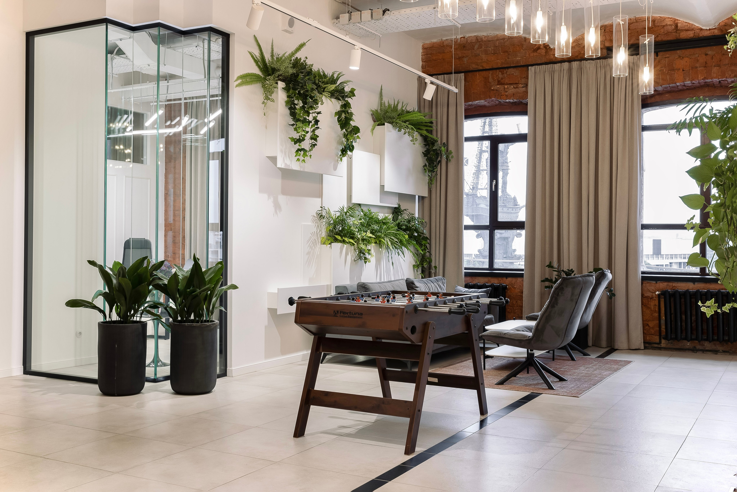 Офис кинопродакшена «StarMedia». Лисенкова Алиса — Фотограф, видеомейкер. Москва