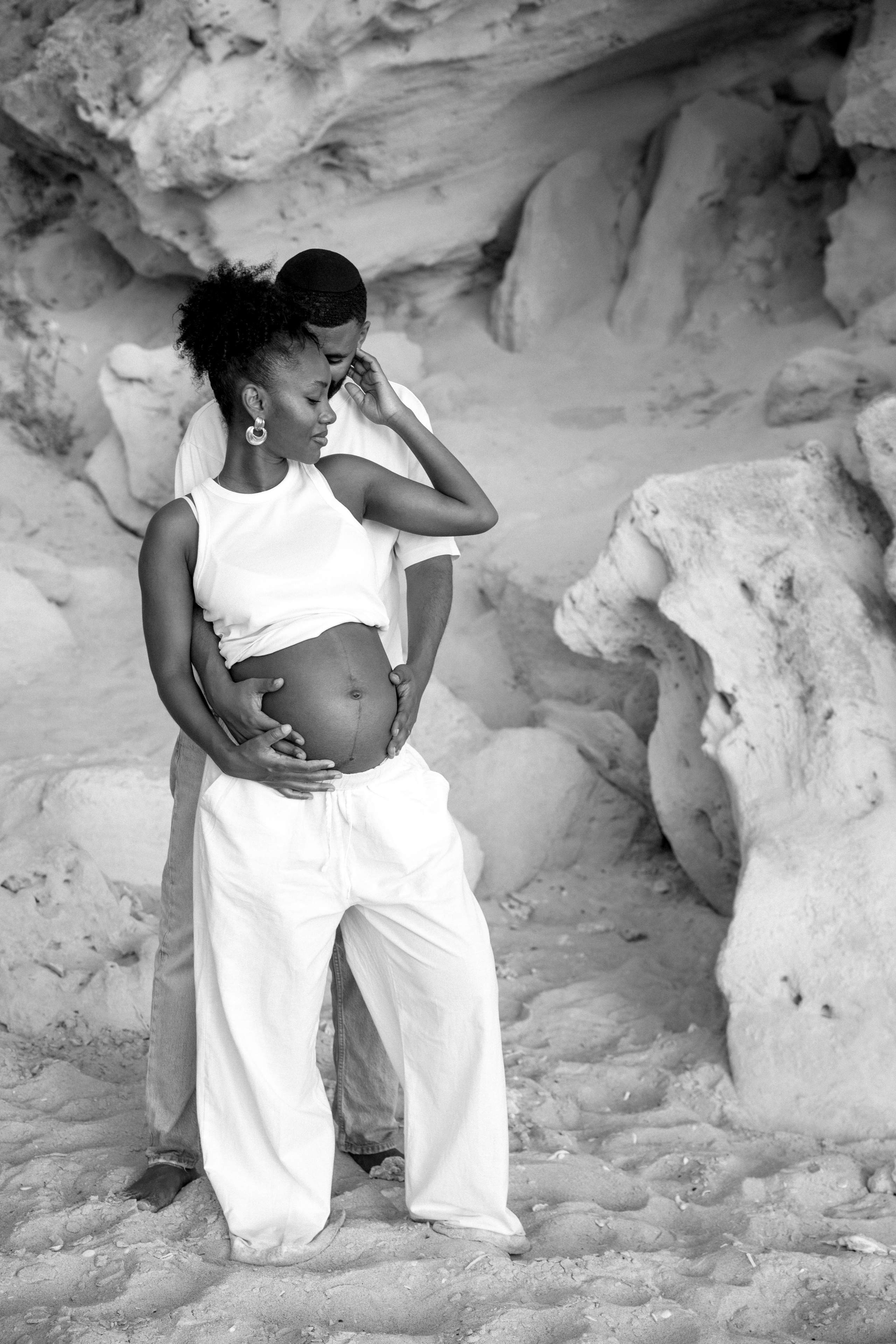 Pregnancy photoshoot near the sea. Главная