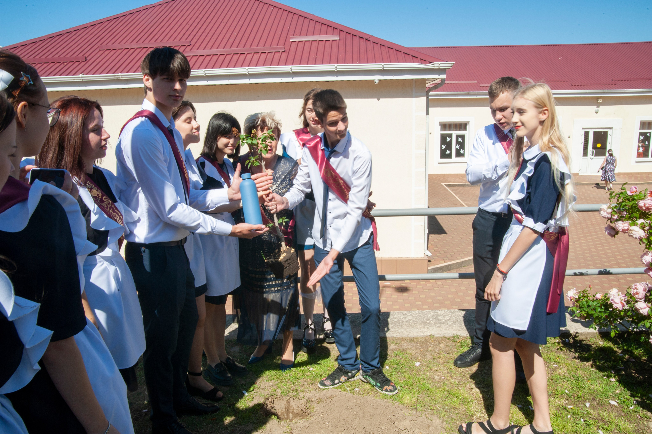 Последний Звонок МАОУ СОШ № 17 им. Эдуарда Есаяна — Архипо-Осиповка. Свадебный и семейный фотограф Денис Лукьянов в Краснодаре, Краснодарском крае и Республике Крым