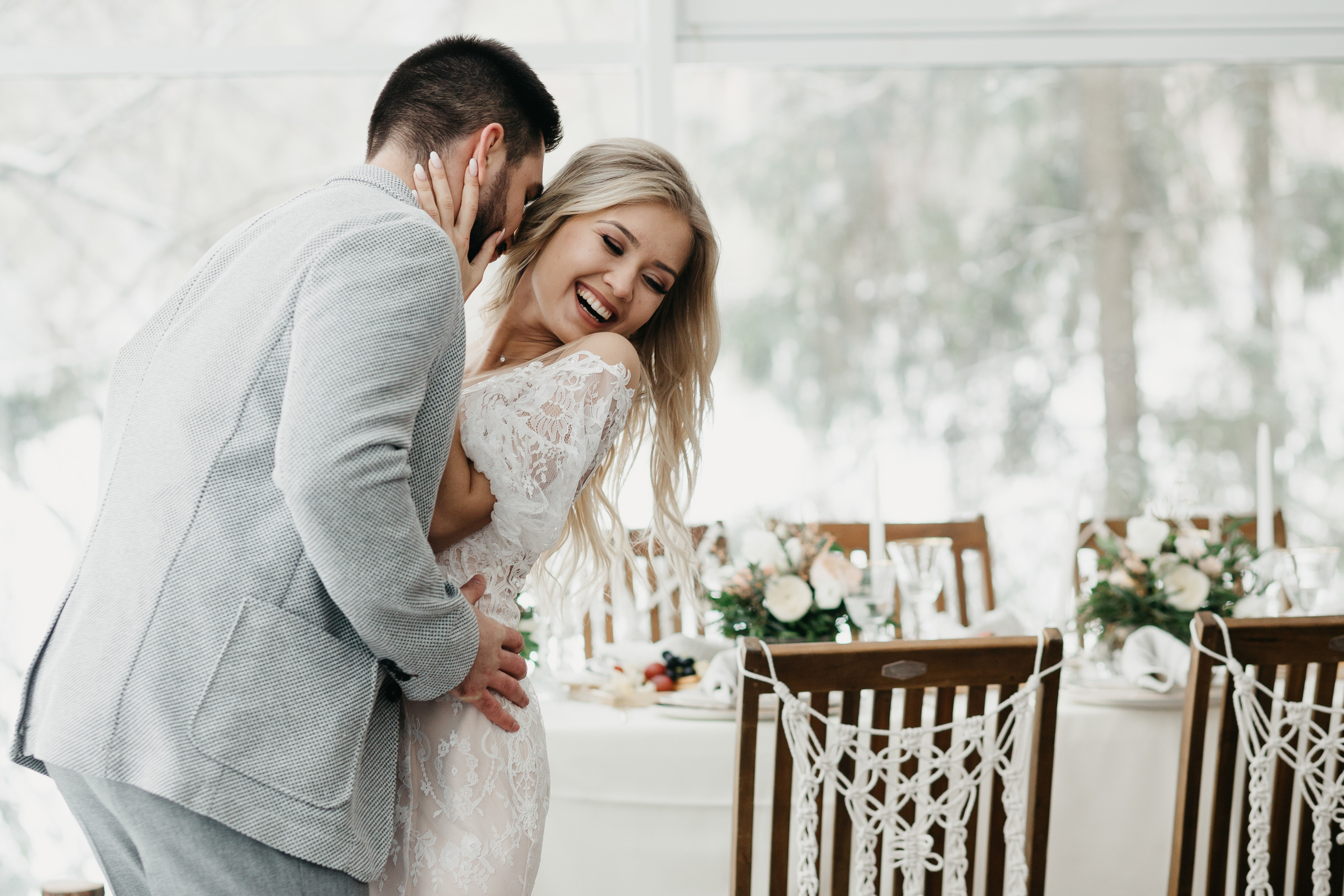 Свадебная прогулка в загородном отеле Pine River. Свадебный фотограф Калуга Москва Диана Румянцева