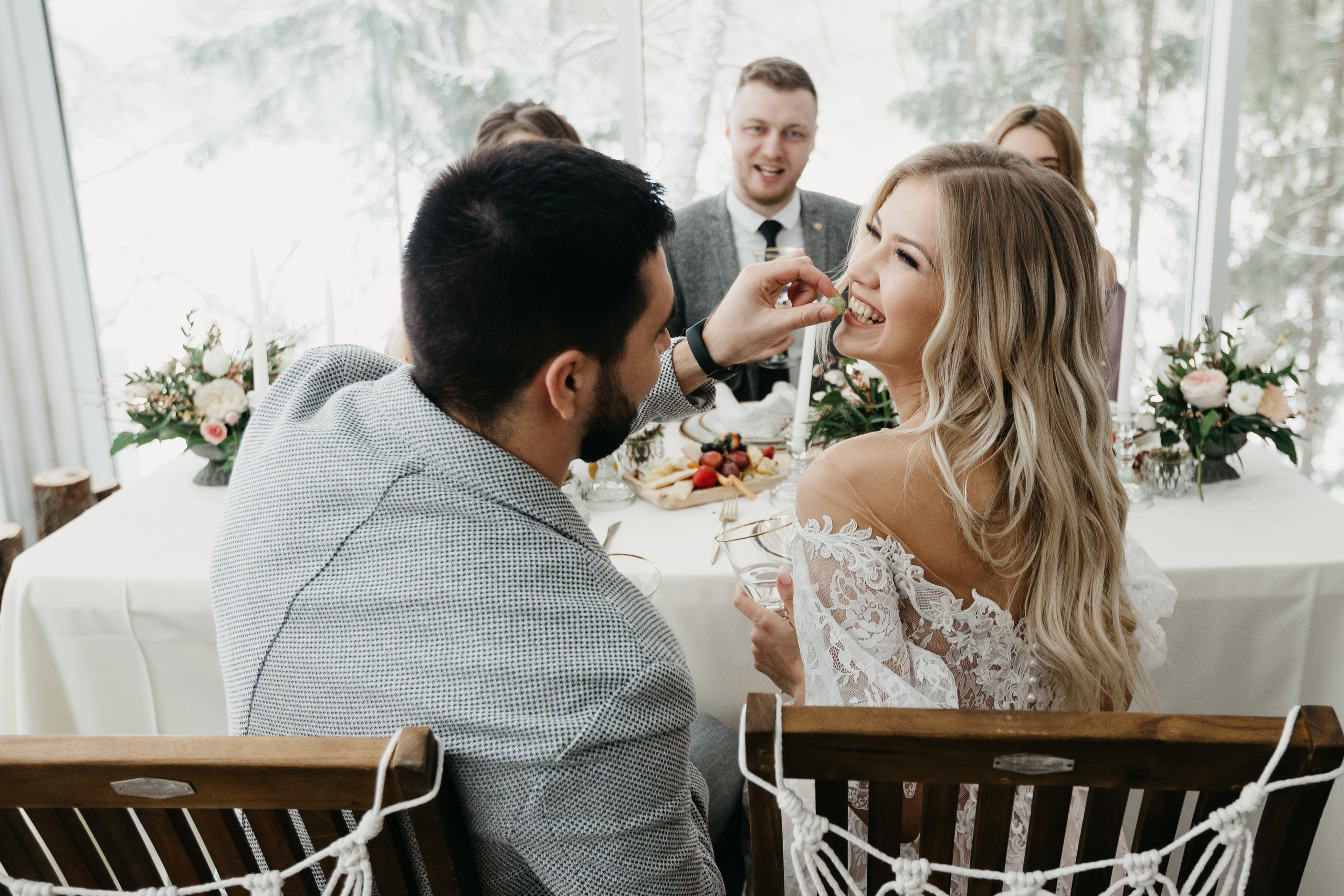 Свадебная прогулка в загородном отеле Pine River. Свадебный фотограф Калуга Москва Диана Румянцева