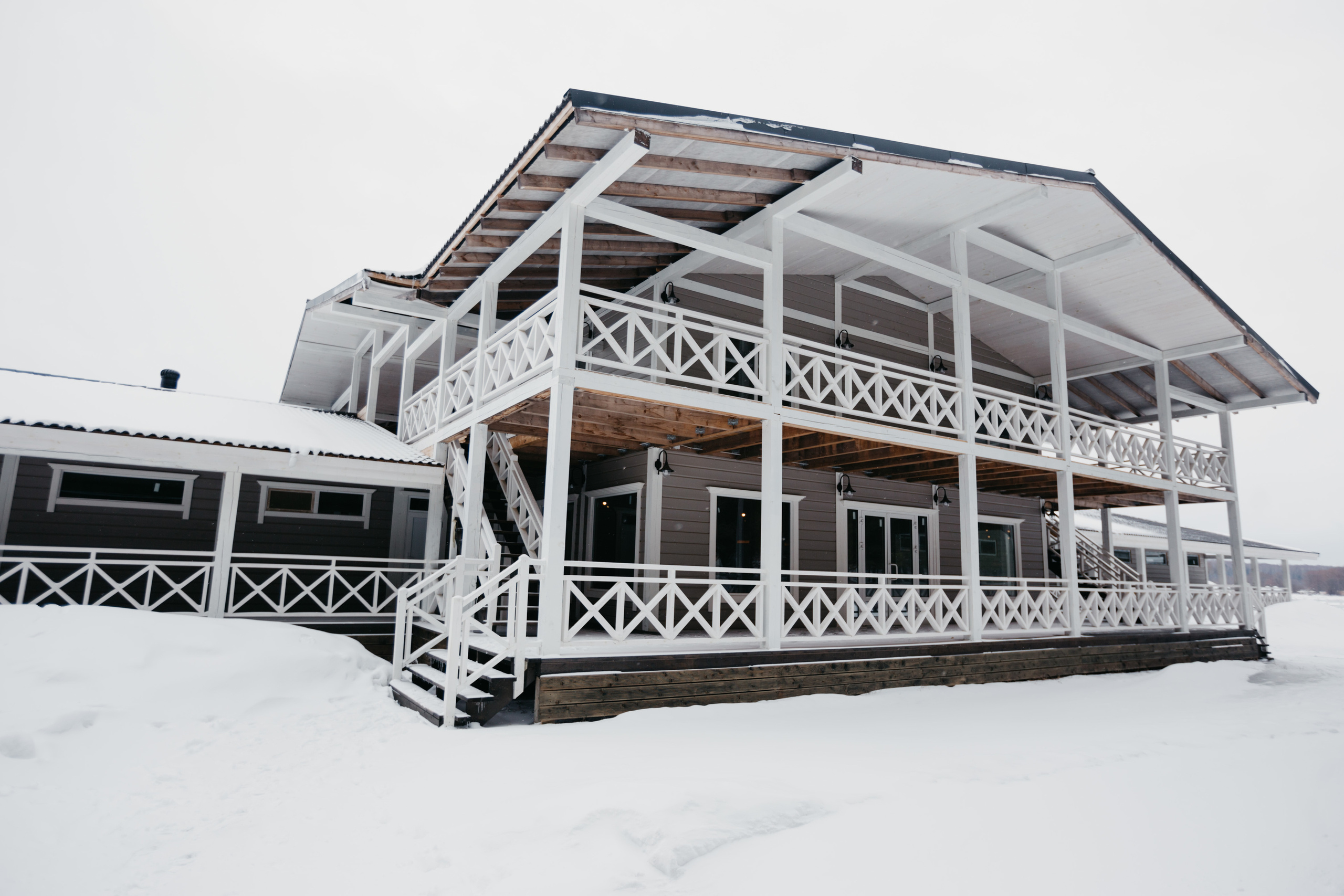 Свадебная прогулка в загородном отеле Pine River. Свадебный фотограф Калуга Москва Диана Румянцева