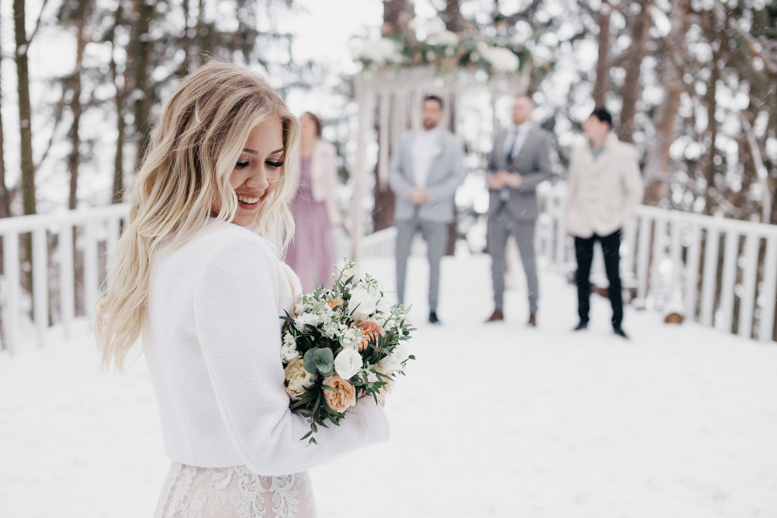Свадебная прогулка в загородном отеле Pine River. Свадебный фотограф Калуга Москва Диана Румянцева
